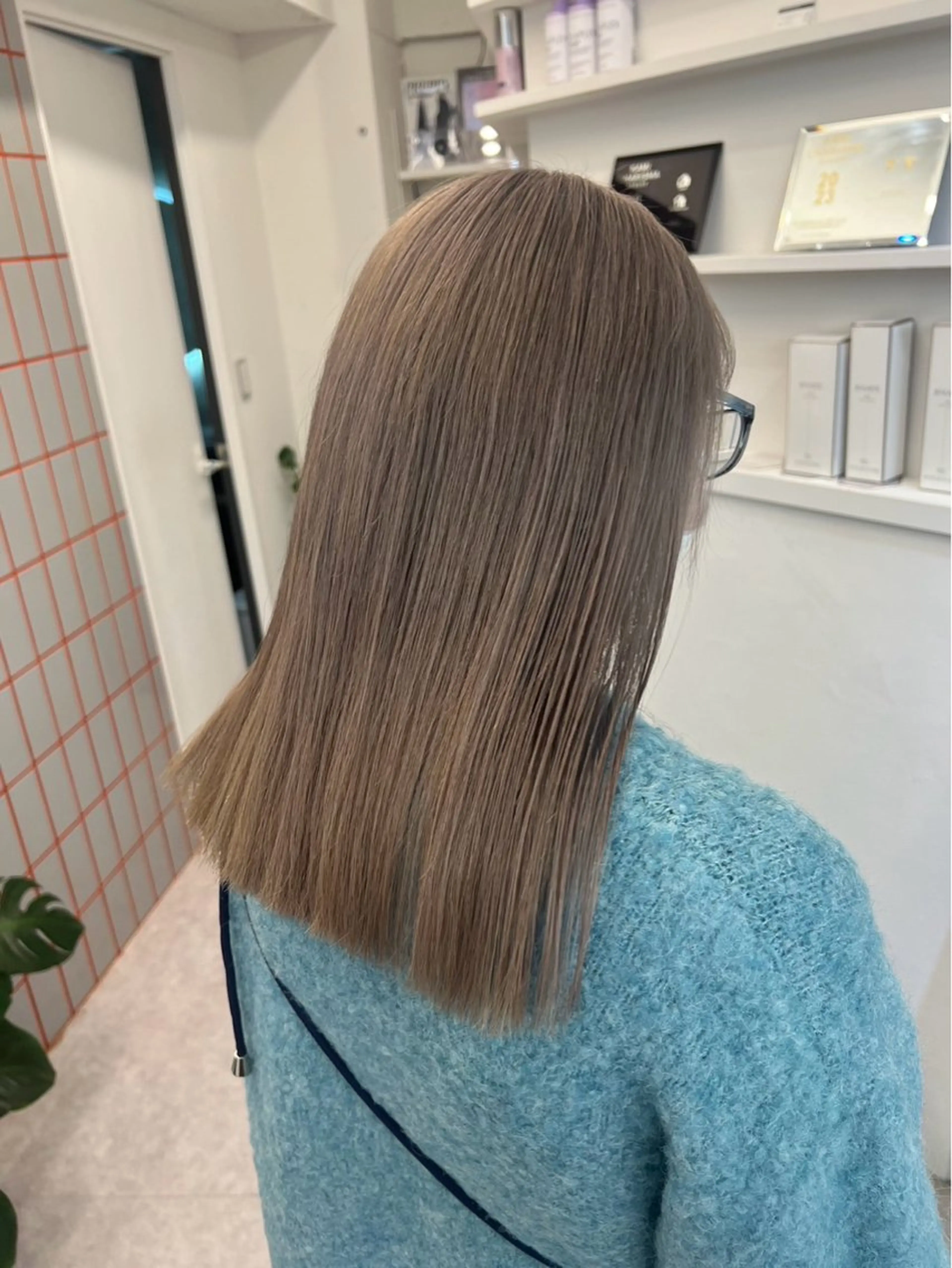 セミロング カラー アッシュ ベージュカラー ブリーチ ブロンド ブロンドベージュ 💍透明感 💖艶ミルクティーのヘアスタイル