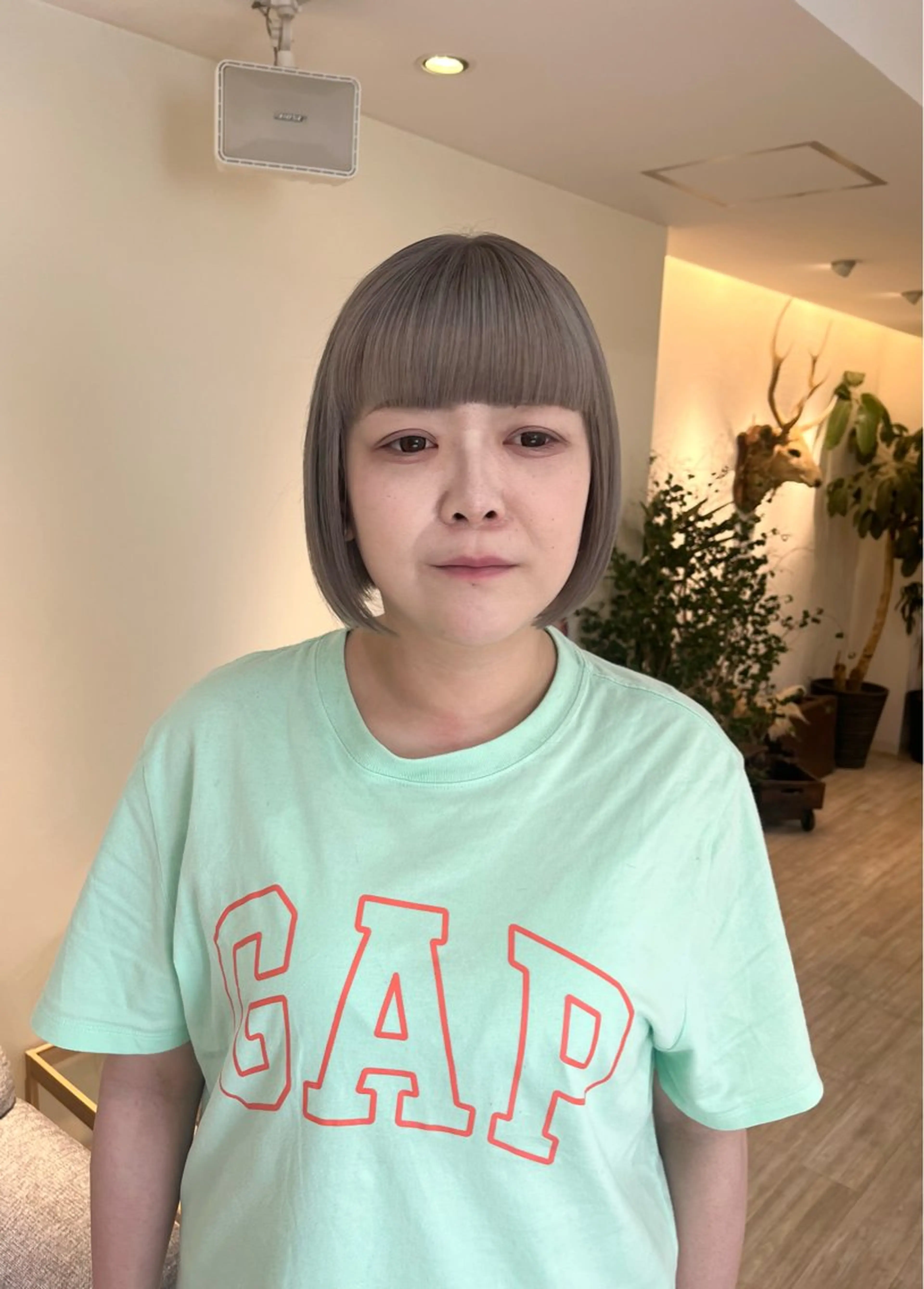 ショート カラー シルバー つぼみ/パーマ ／レイヤー／ボブのヘアスタイル