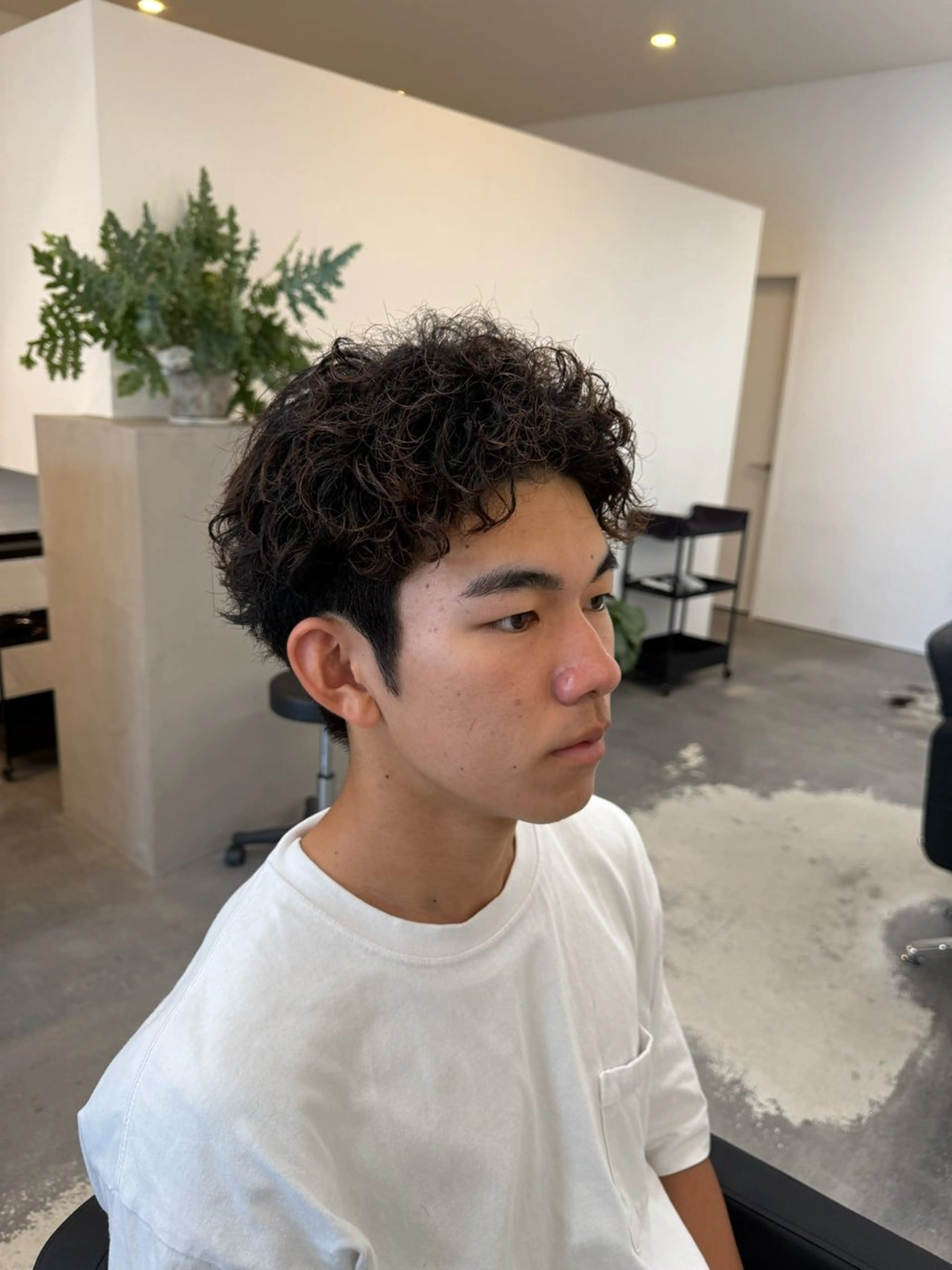 ショート パーマ メンズ センターパート フェザーパーマ メンズ韓国風 メンズパーマ スパイキーショート 古賀 雄大のヘアスタイル