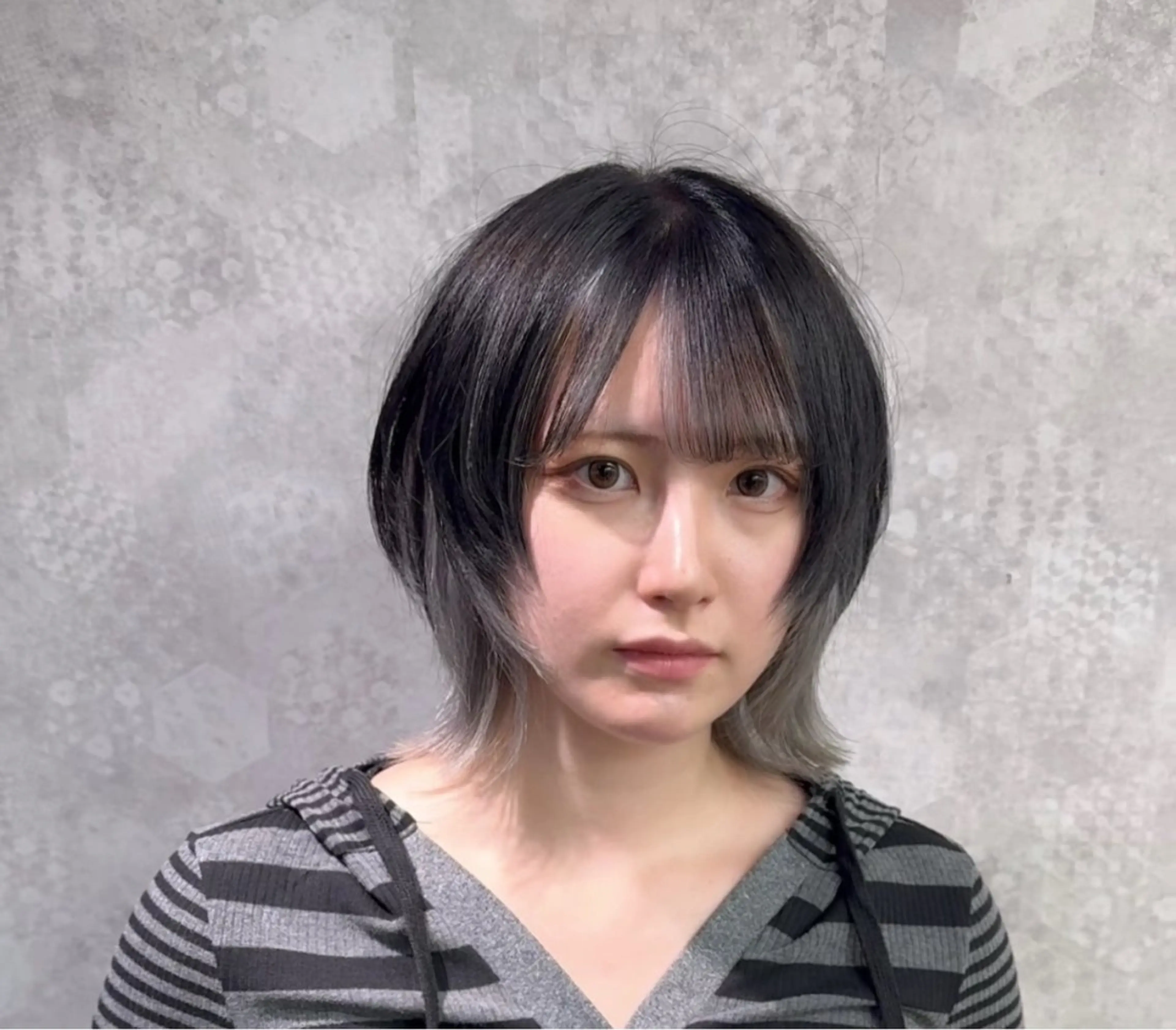 ミディアム カラー ウルフカット 佐々木 哲太のヘアスタイル