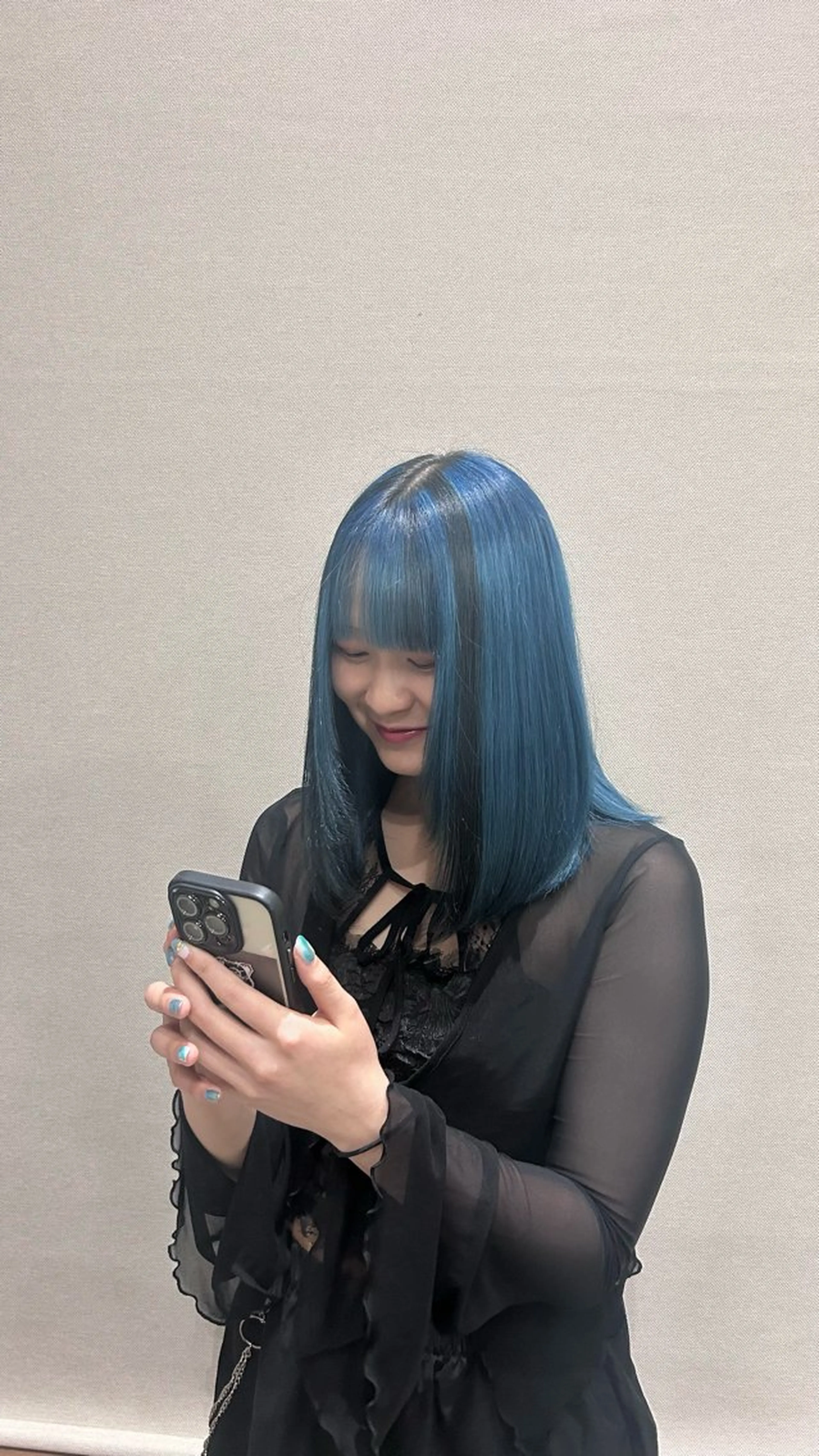 セミロング カラー ブリーチ ヘアカラー 中島 万凜のヘアスタイル