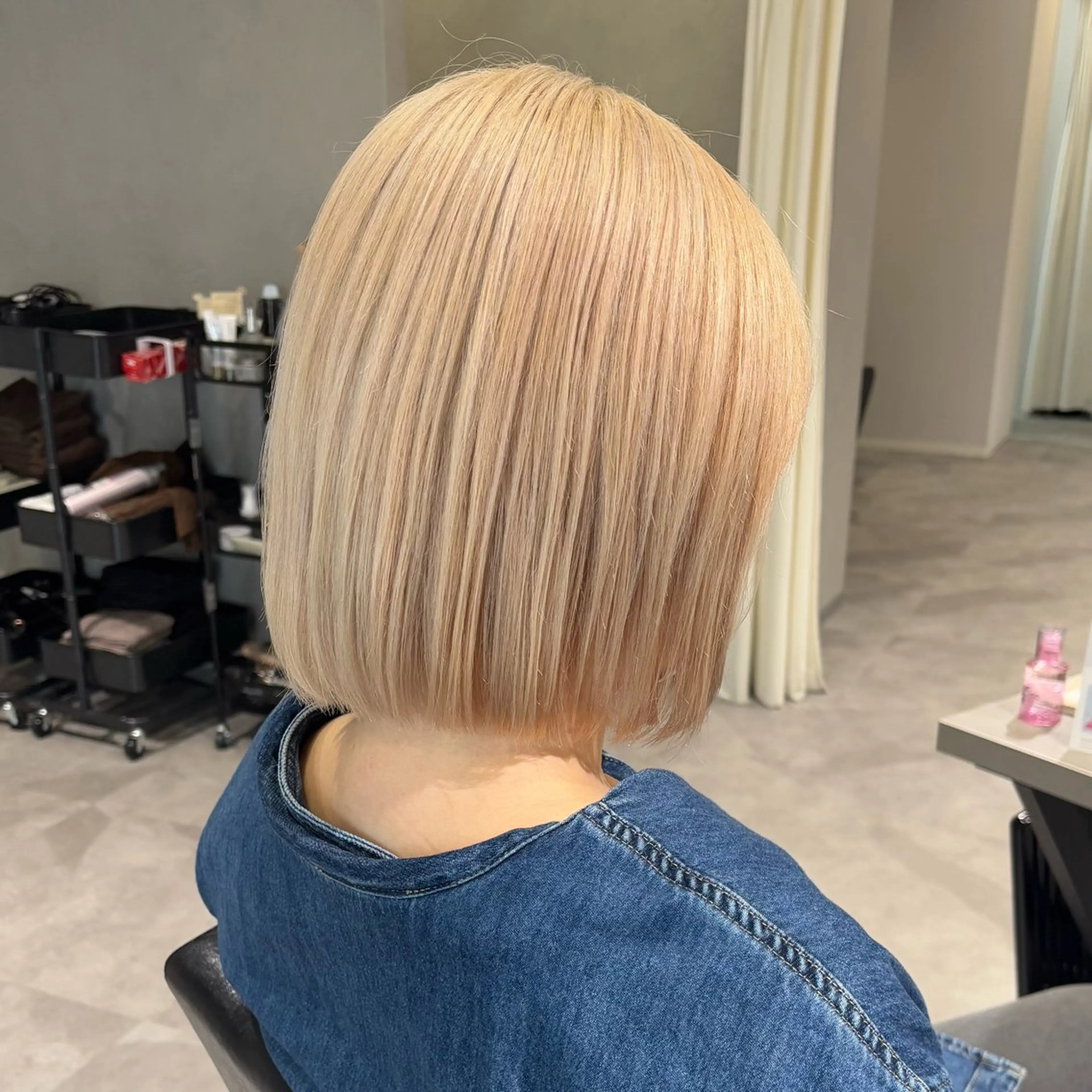 ミディアム カット ヘアカラー YURINO /ボブ ベージュ/ハイトーンのヘアスタイル