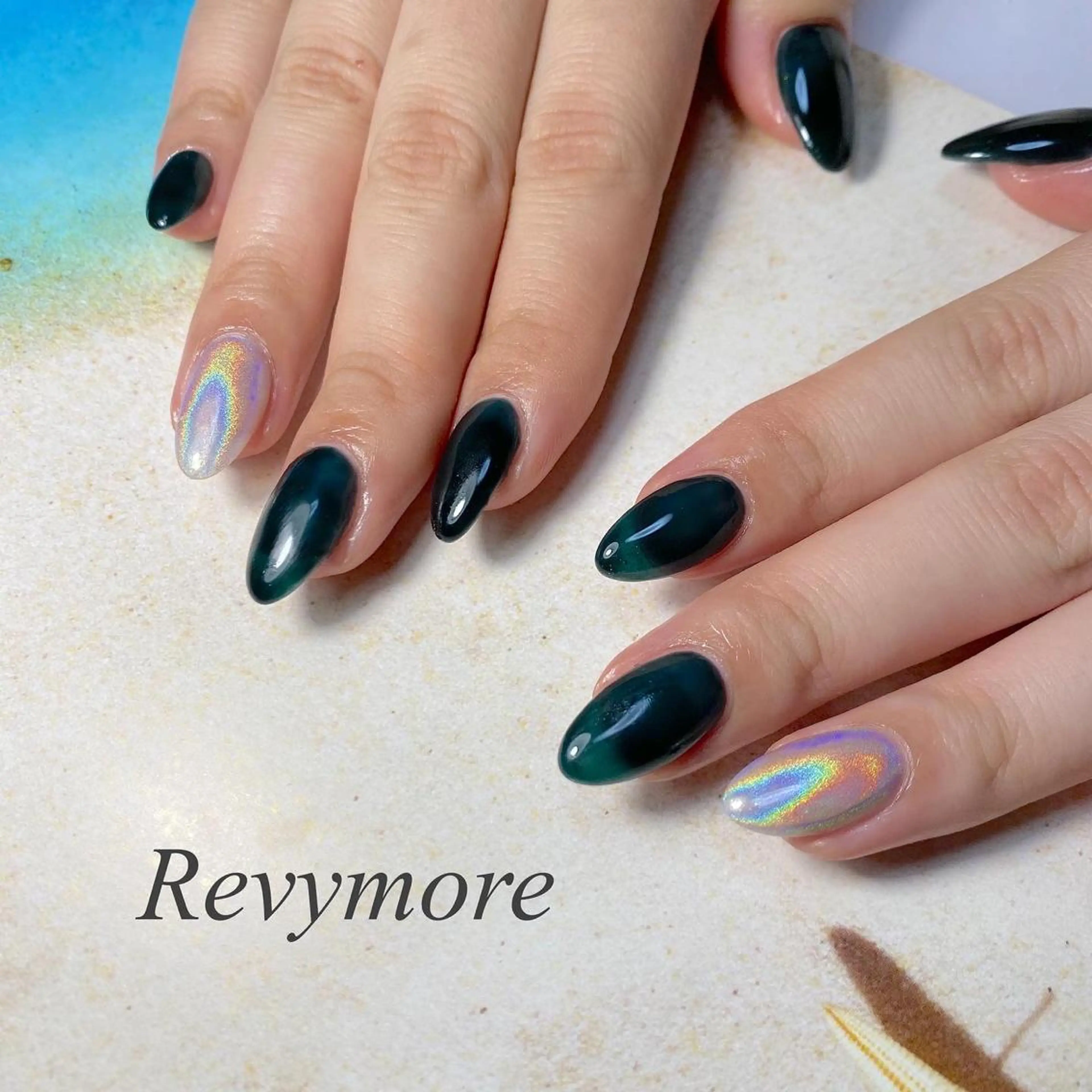 ミディアム ネイル 韓国風ヘア オーロラネイル ジェルネイル グリーン キラキラネイル nail salon Revymoreのネイルデザイン