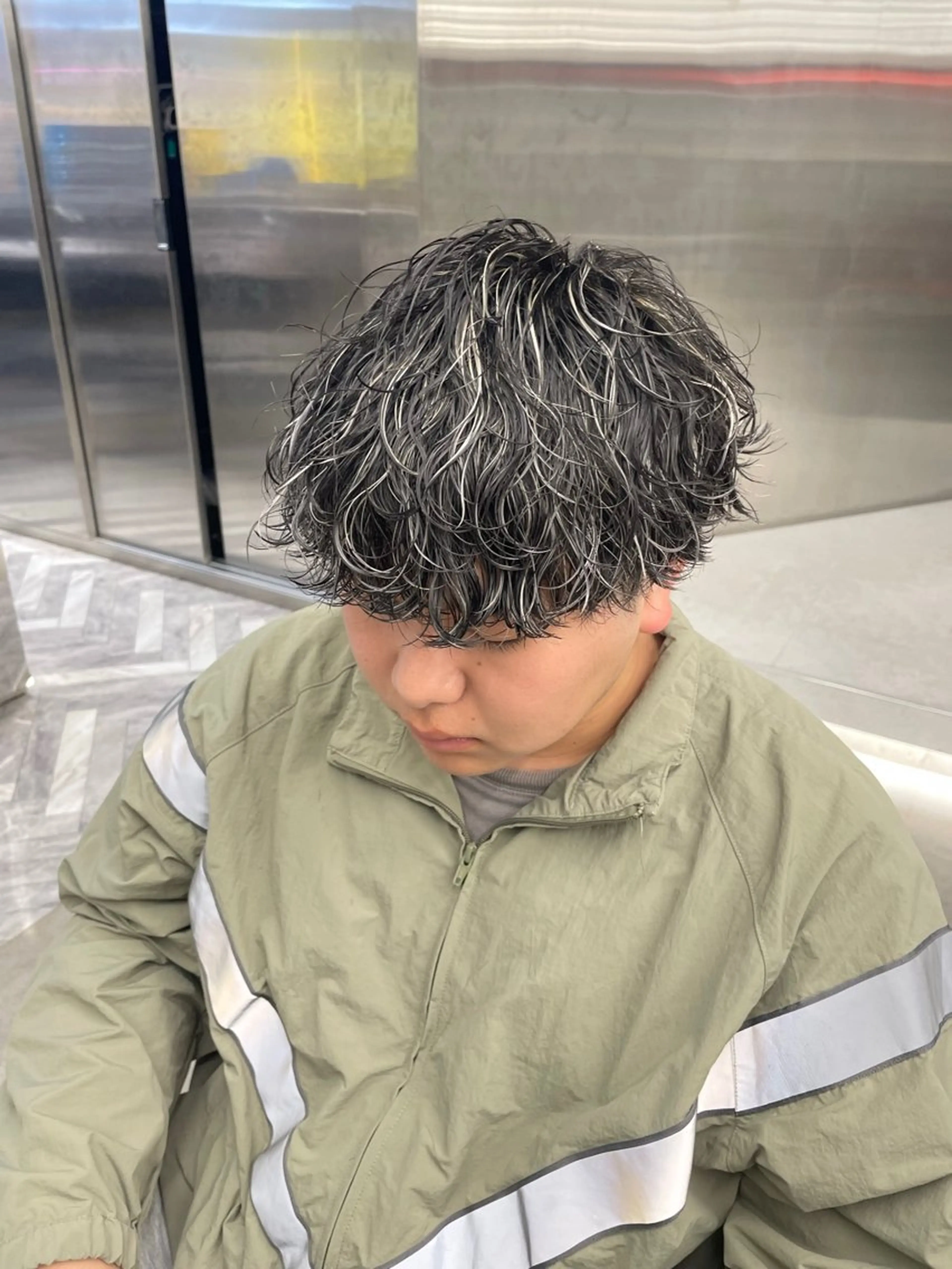 ショート カラー パーマ メンズ メンズパーマ メンズツイストパーマ 波巻きパーマ スパイラルパーマ ツイストパーマ カット ヘアカラー パーマ フェザーショート⚡️ REONのヘアスタイル
