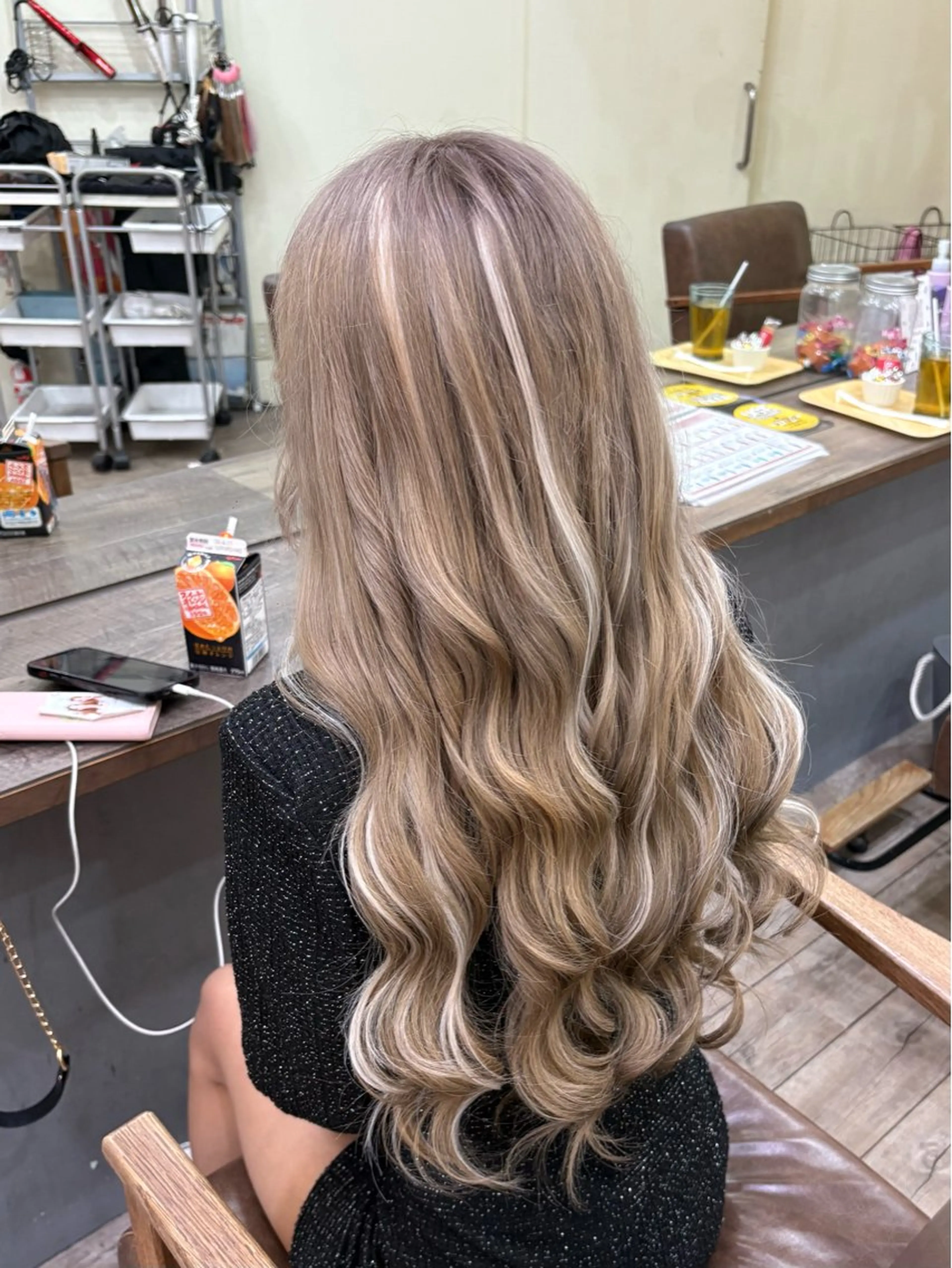 ロング カラー シールエクステ ブリーチ ダブルカラー ハイライトカラー エクステ ヘアカラー WEST OLAND 黒坂佳乃のヘアスタイル