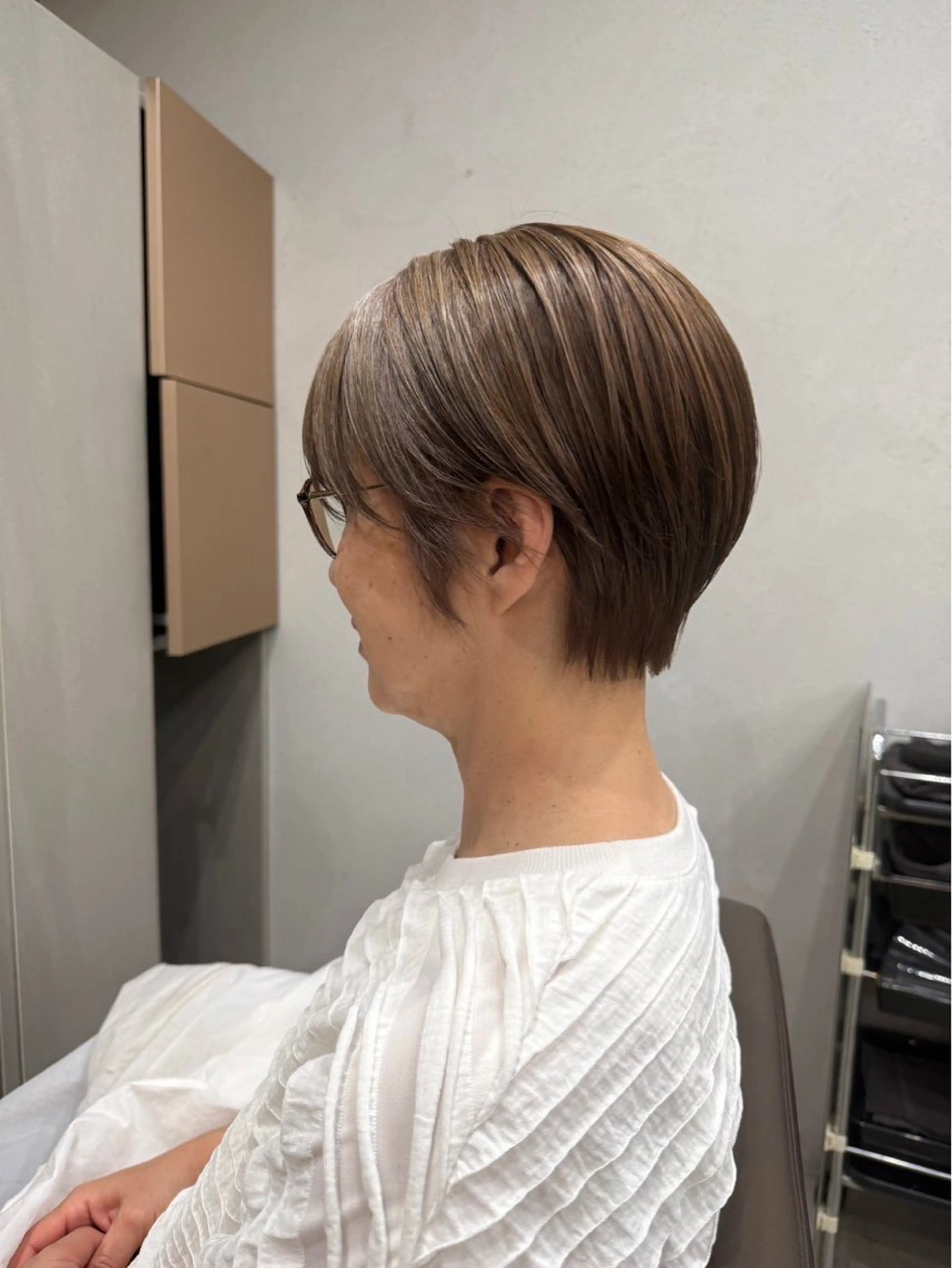 ショート カラー 曲がる縮毛矯正 センターパートのヘアスタイル