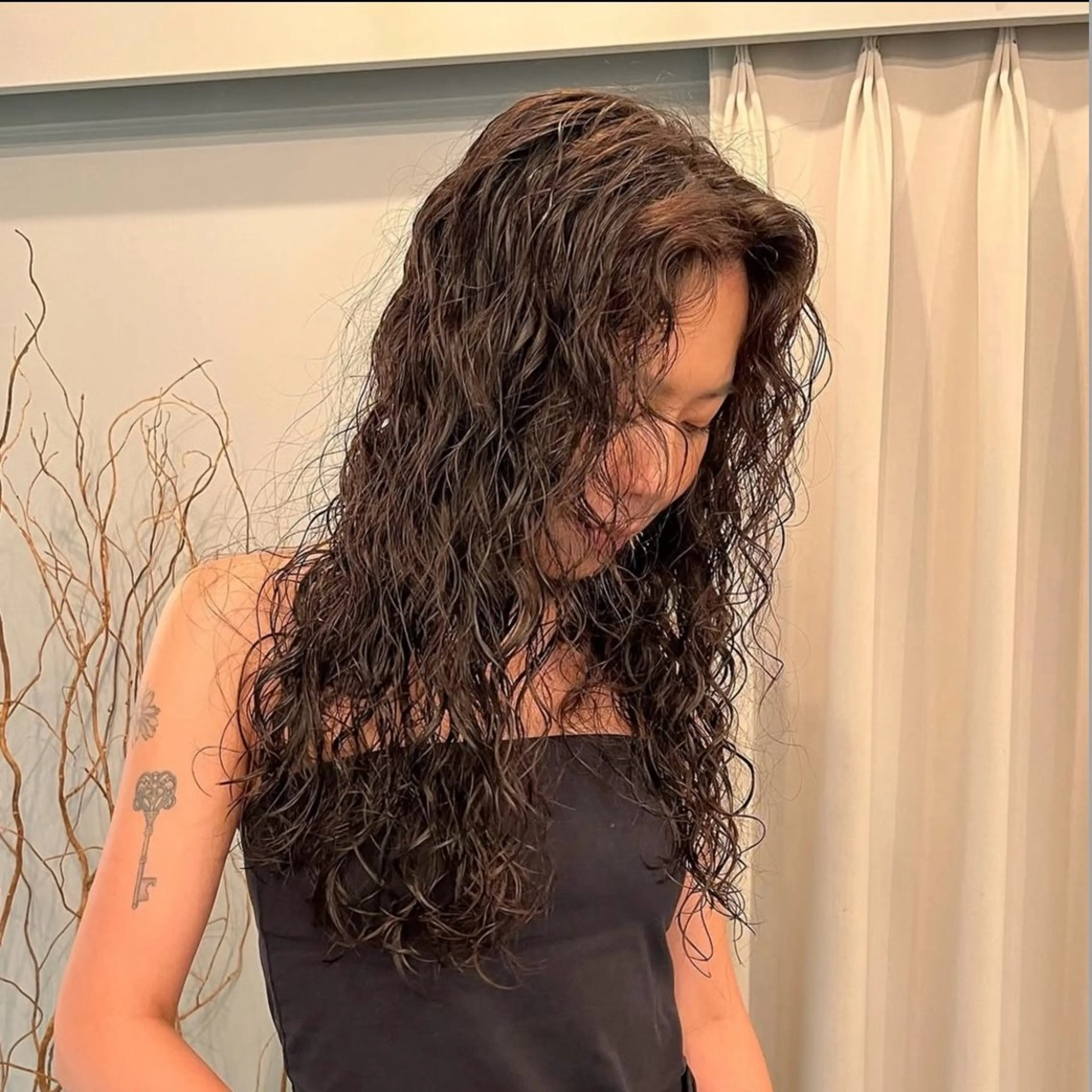 ロング パーマ 🦢透明感艶カラー 🦢AI🫧のヘアスタイル