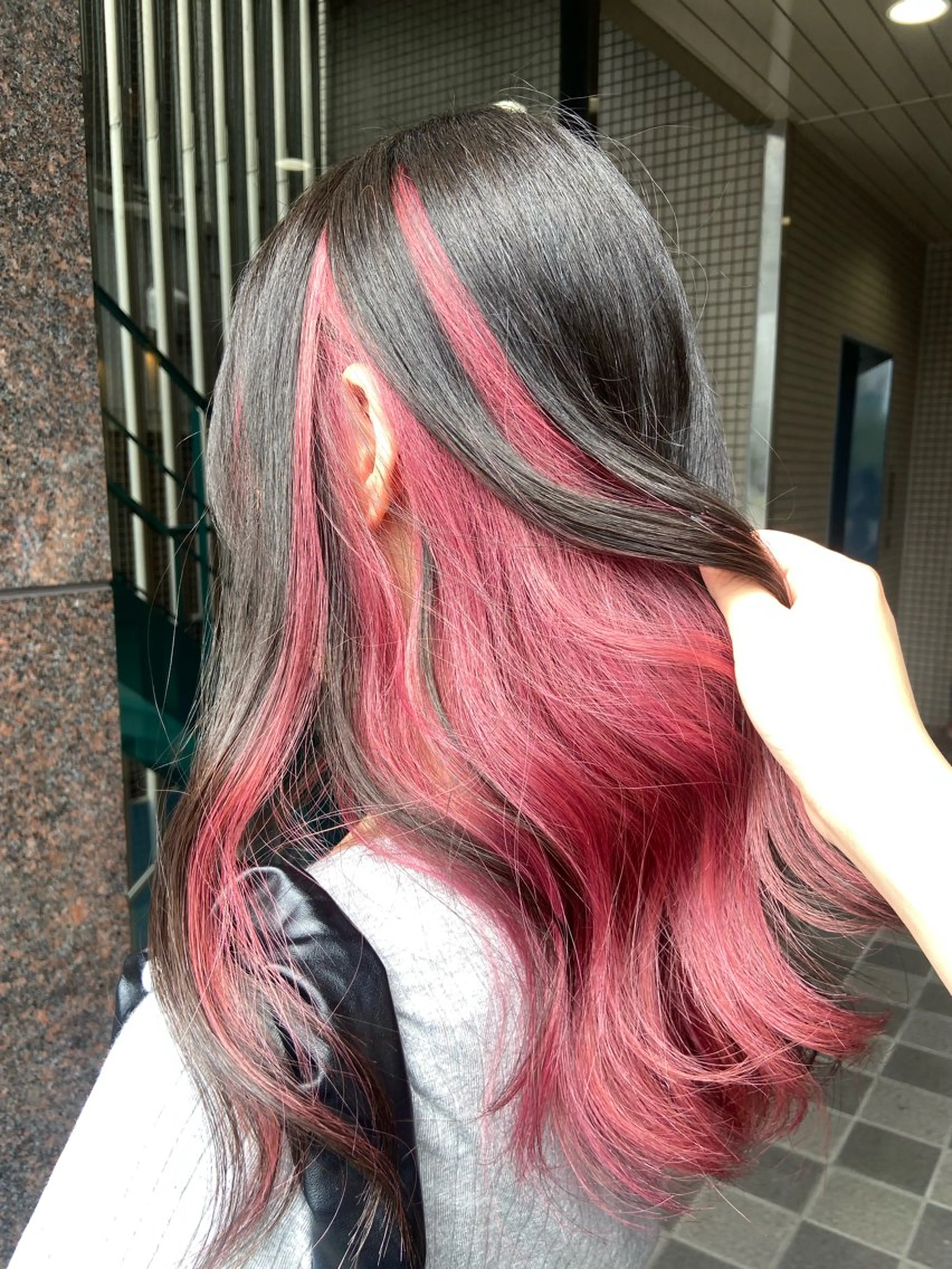 ロング カラー ブリーチ ピンクカラー ロング Hirona 縮毛矯正/髪質改善のヘアスタイル