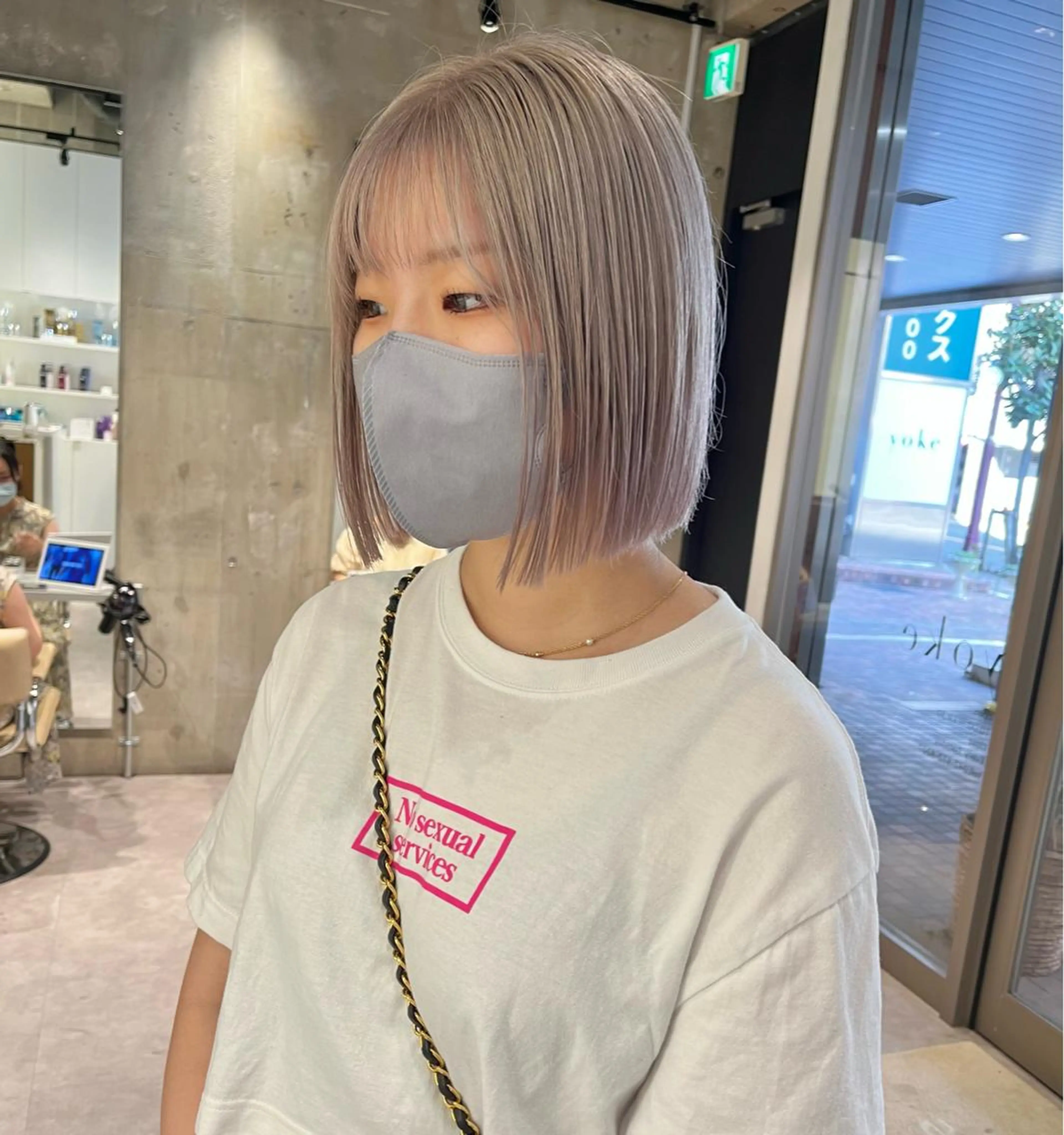 ミディアム カラー グレージュ iLi 《イリ》のヘアスタイル