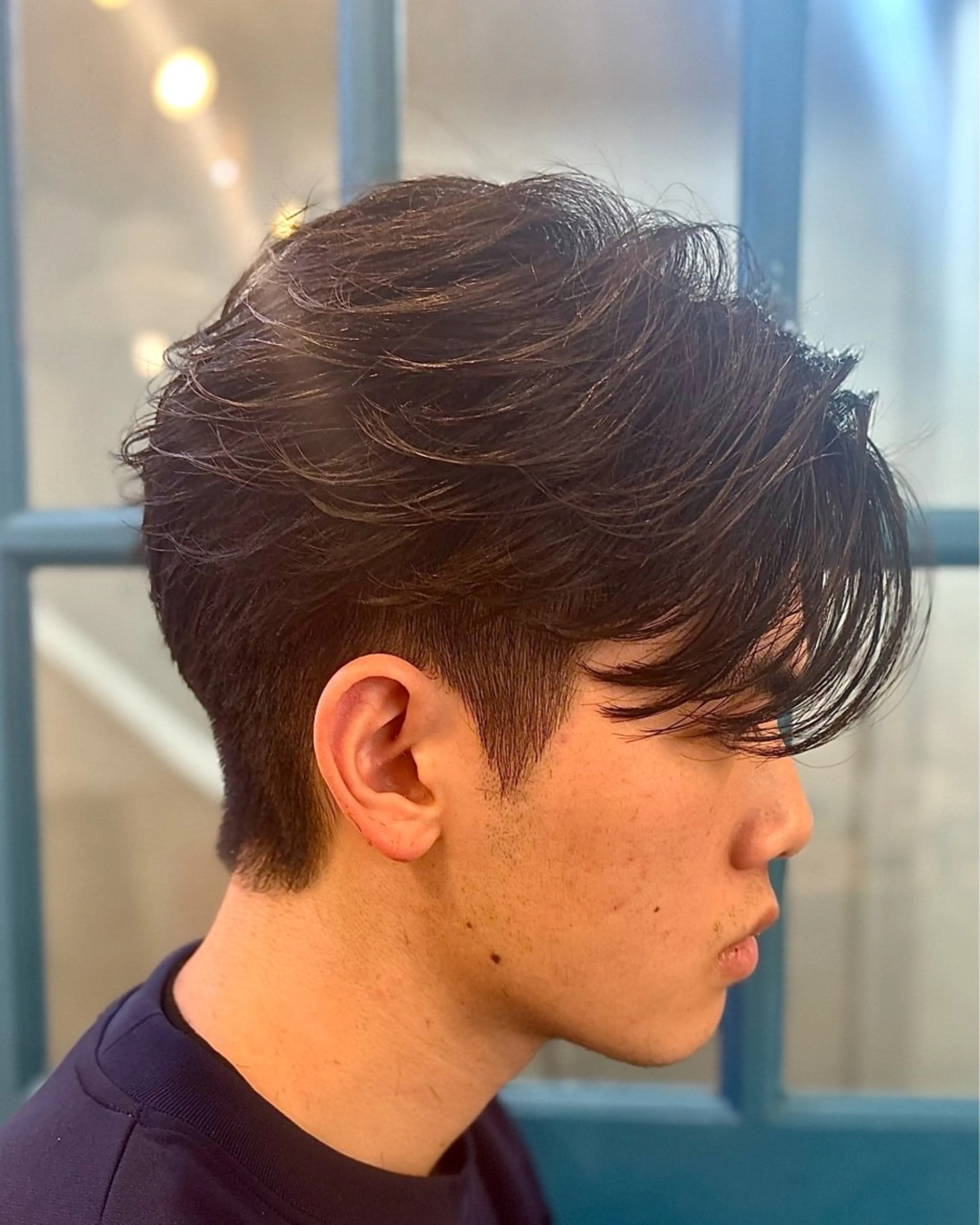 パーマ メンズ センターパート フェザーパーマ メンズパーマ カット パーマ ショート、韓国メンズ ヘアのかつらぎのヘアスタイル