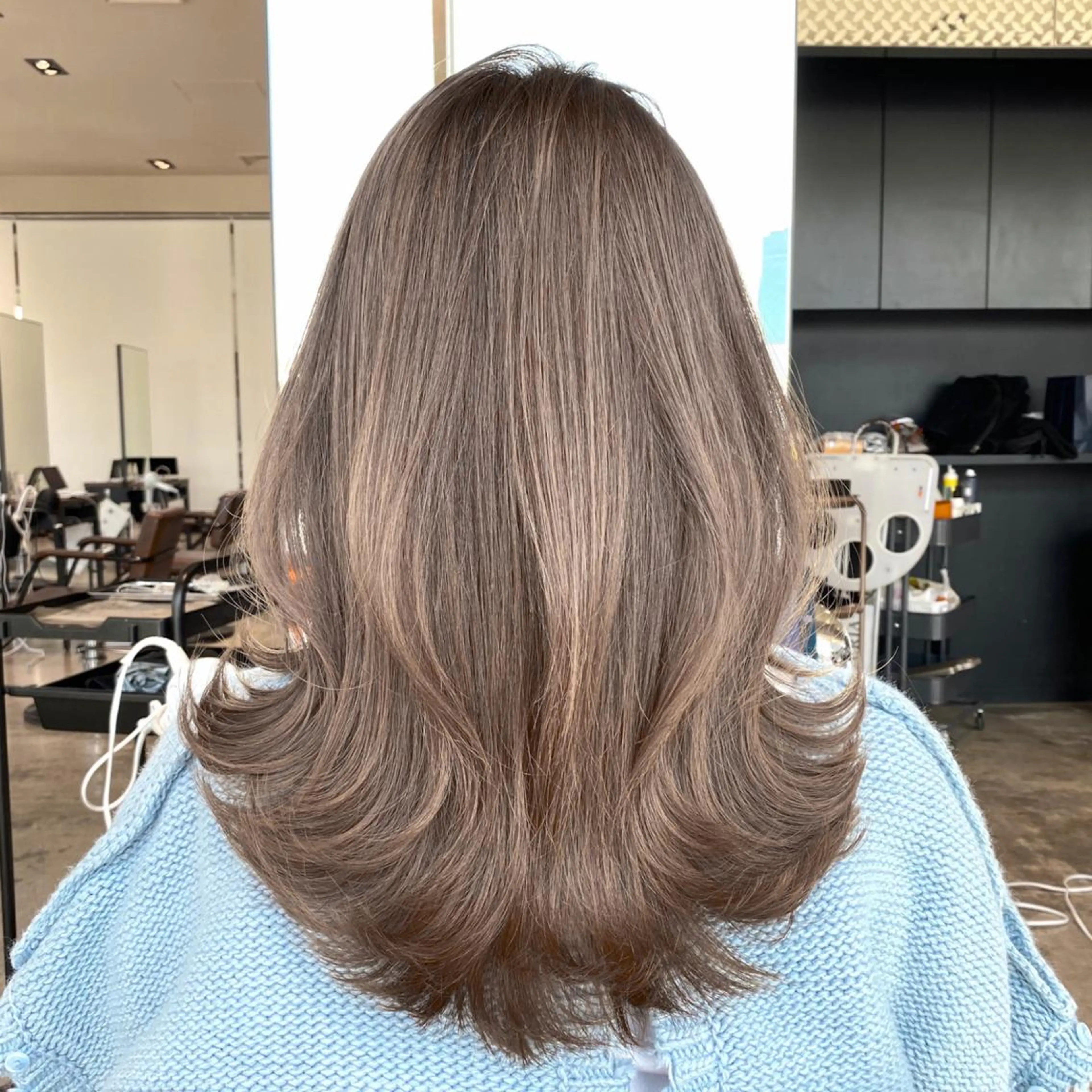 ミディアム カラー レイヤー/顔周り /透明感🩶高橋大のヘアスタイル