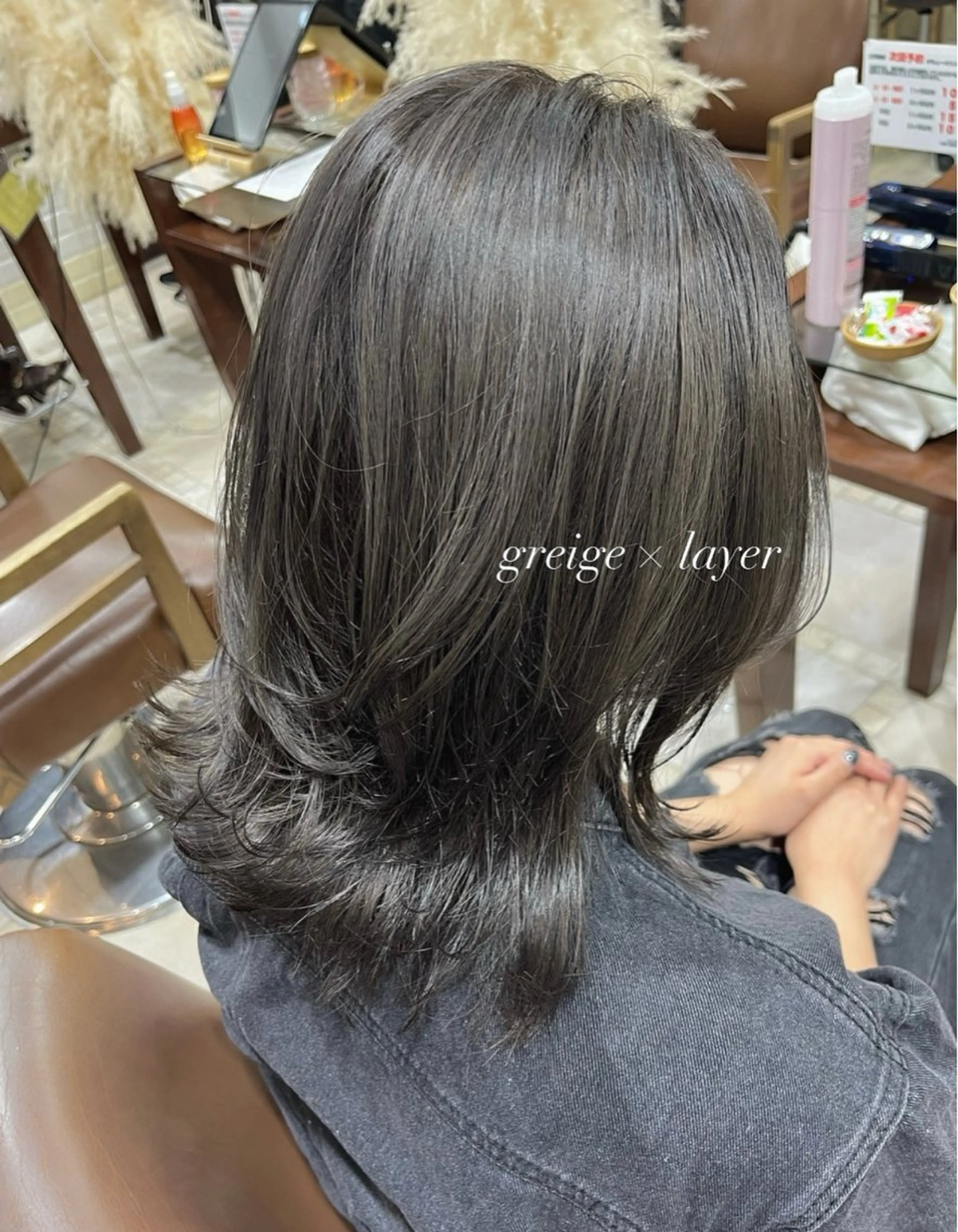 ミディアム カラー ブリーチ グレージュ レイヤーカット 透明感カラー／ 艶感カラー／RAMUのヘアスタイル