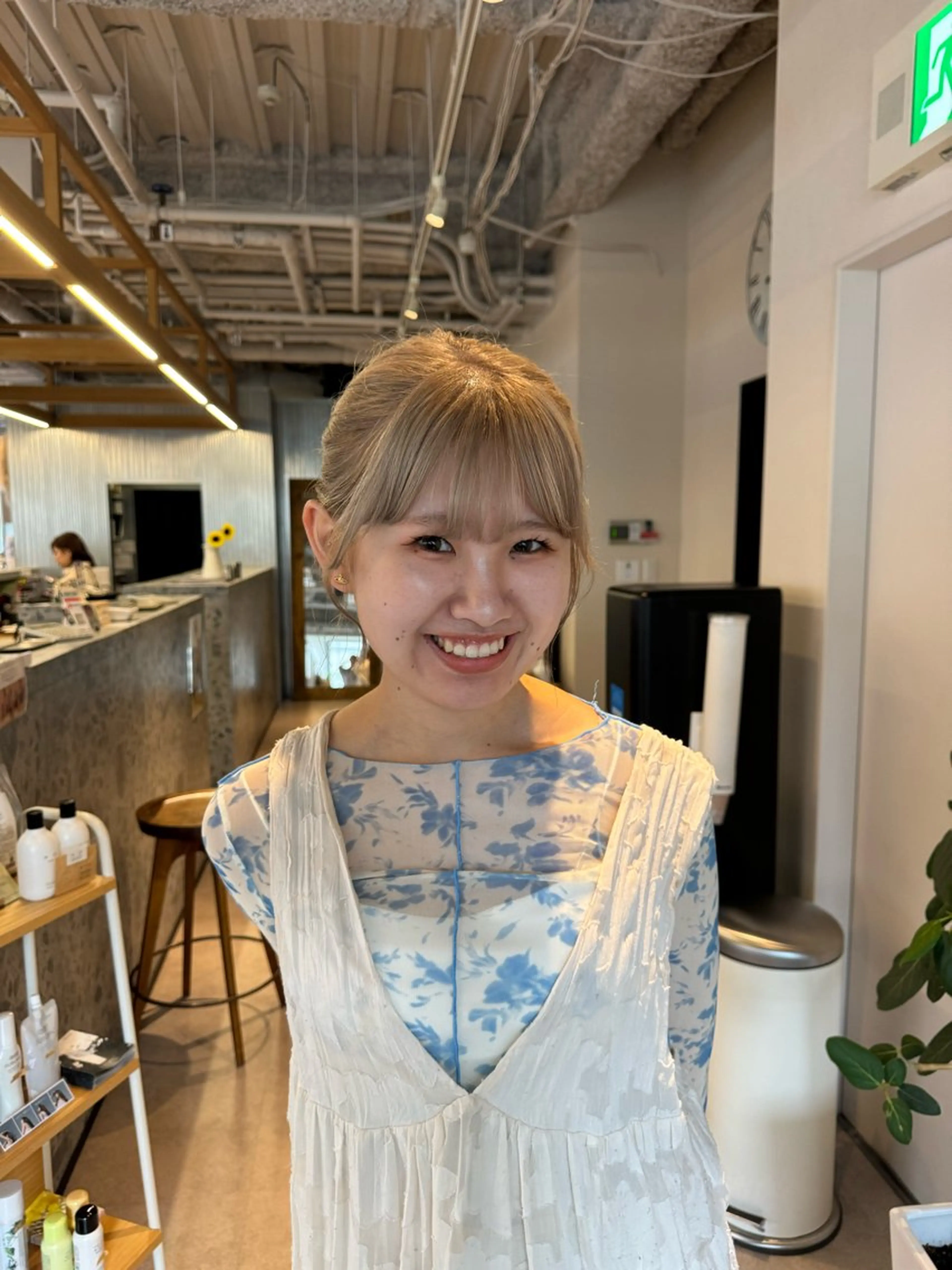 ミディアム SARA 【大阪梅田】のヘアスタイル