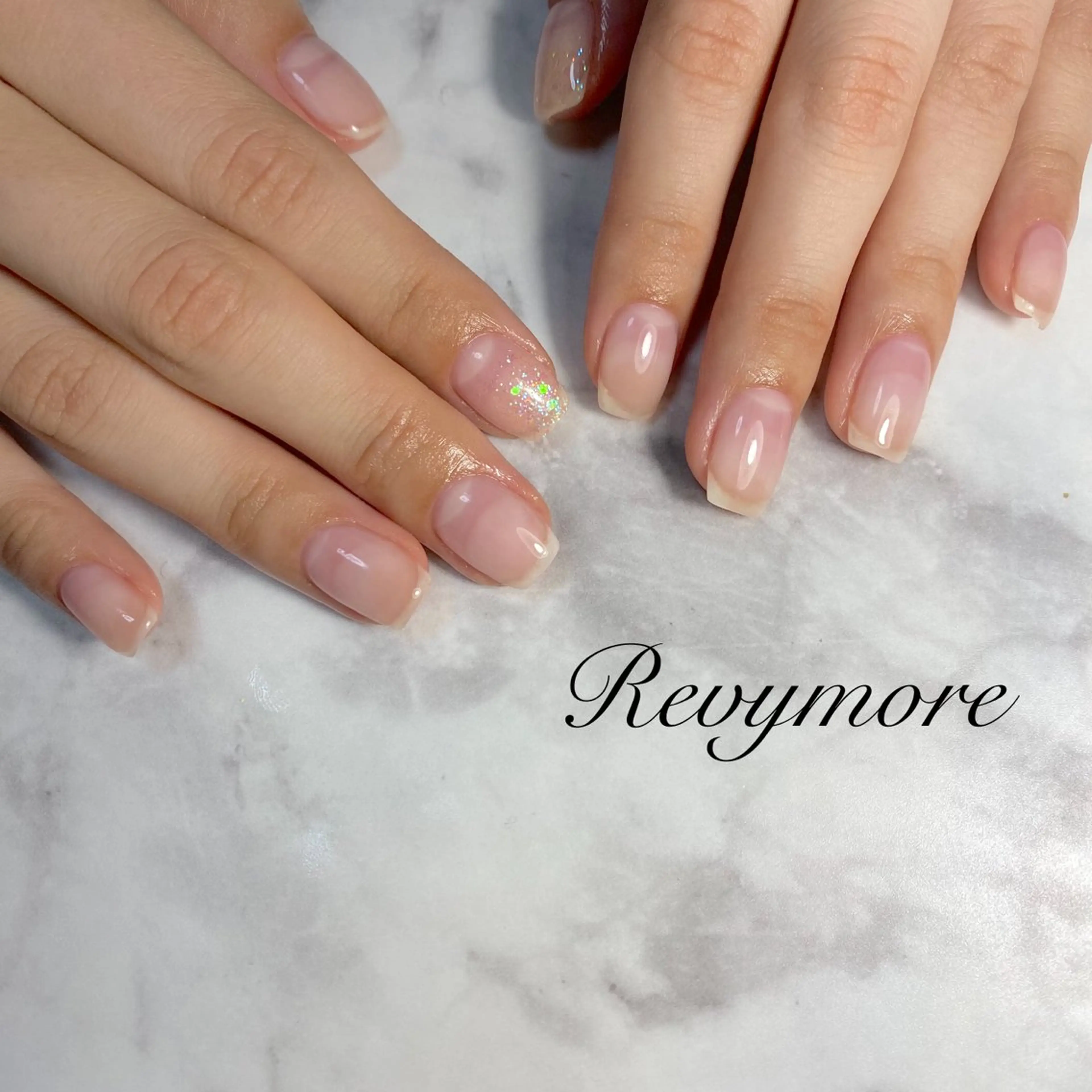 ネイル オーロラネイル クリアネイル ジェルネイル グラデーション キラキラネイル nail salon Revymoreのネイルデザイン