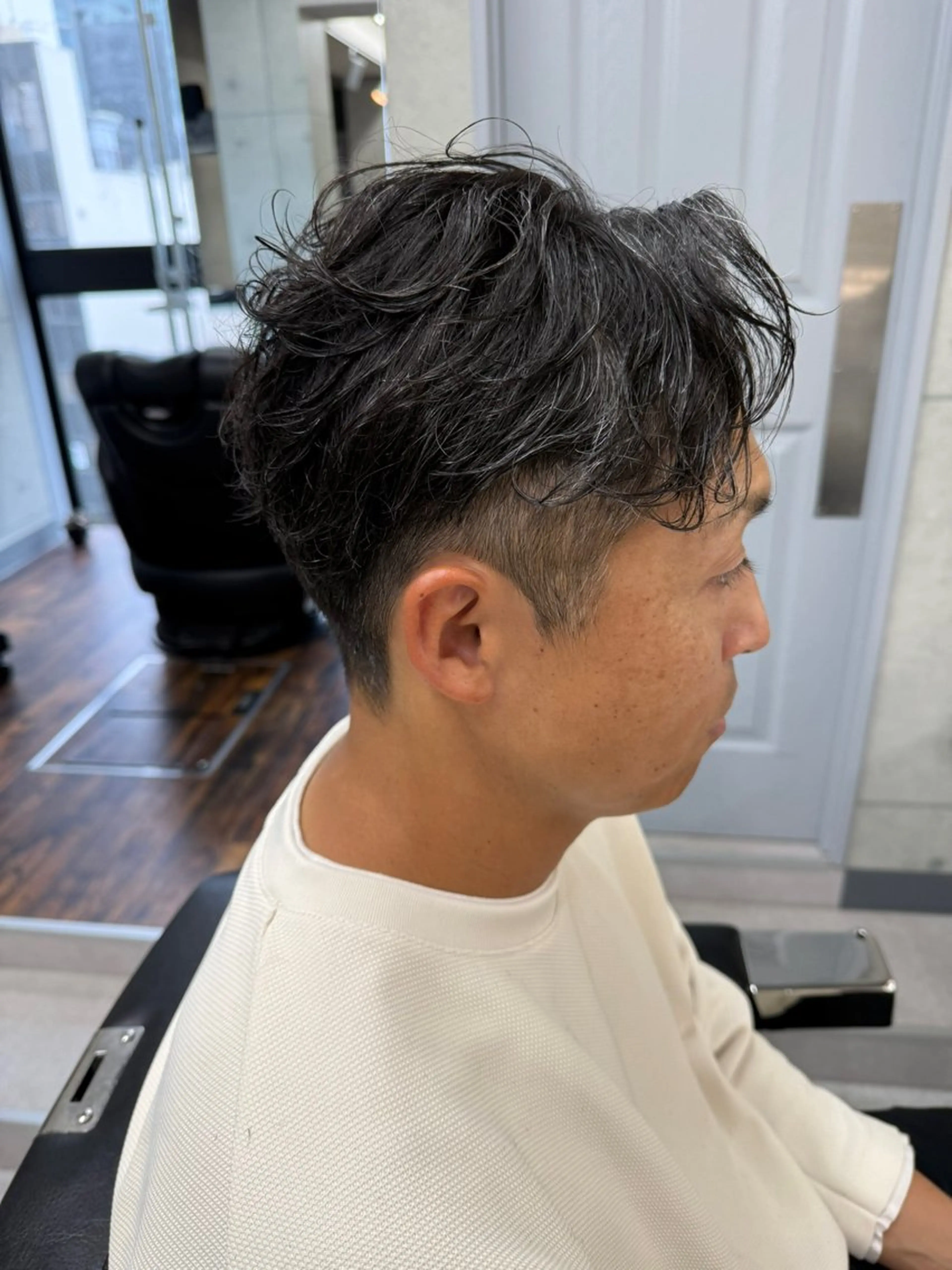ミディアム パーマ メンズ ミディアムパーマ メンズブリーチ センターパート フェードカット メンズパーマ 【メンズ・カット】 藪 清正のヘアスタイル