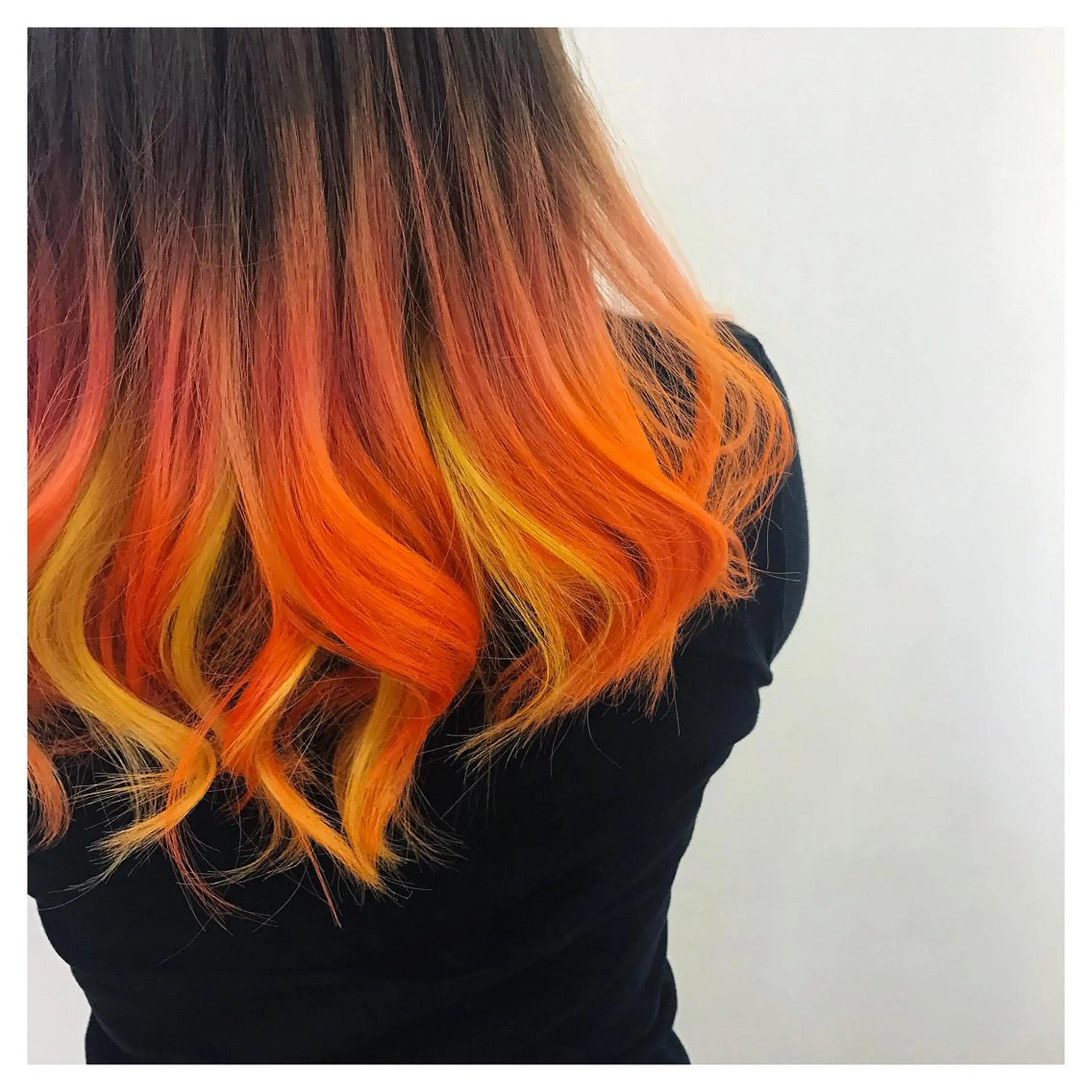 セミロング カラー グラデーションカラー オレンジ イエローカラー ﾊｲﾄｰﾝ/ｼｮｰﾄ 村上淳乃🐥のヘアスタイル