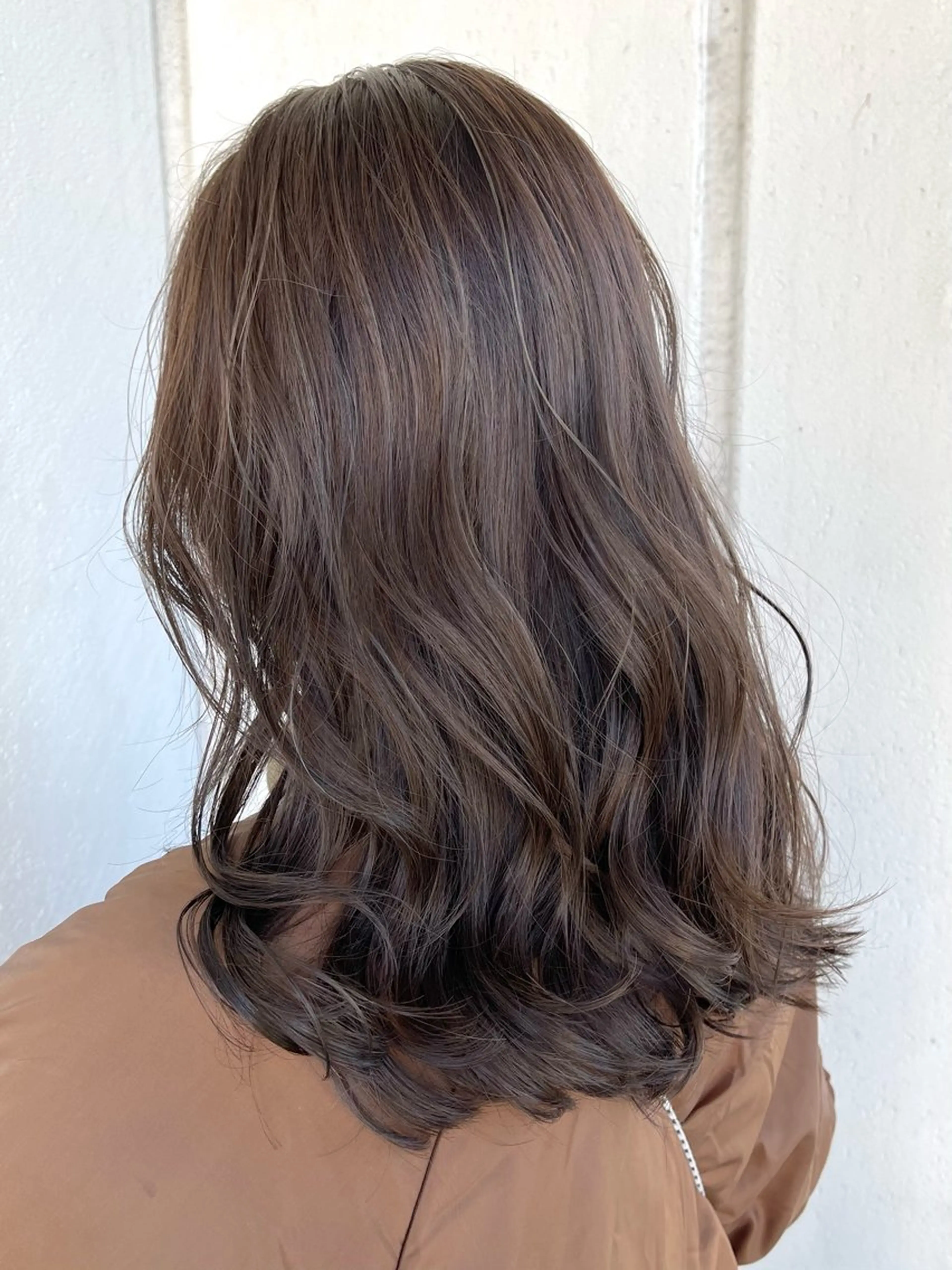 セミロング カラー 韓国ヘア🇰🇷／ 艶カラー鈴木萌愛🩶のヘアスタイル