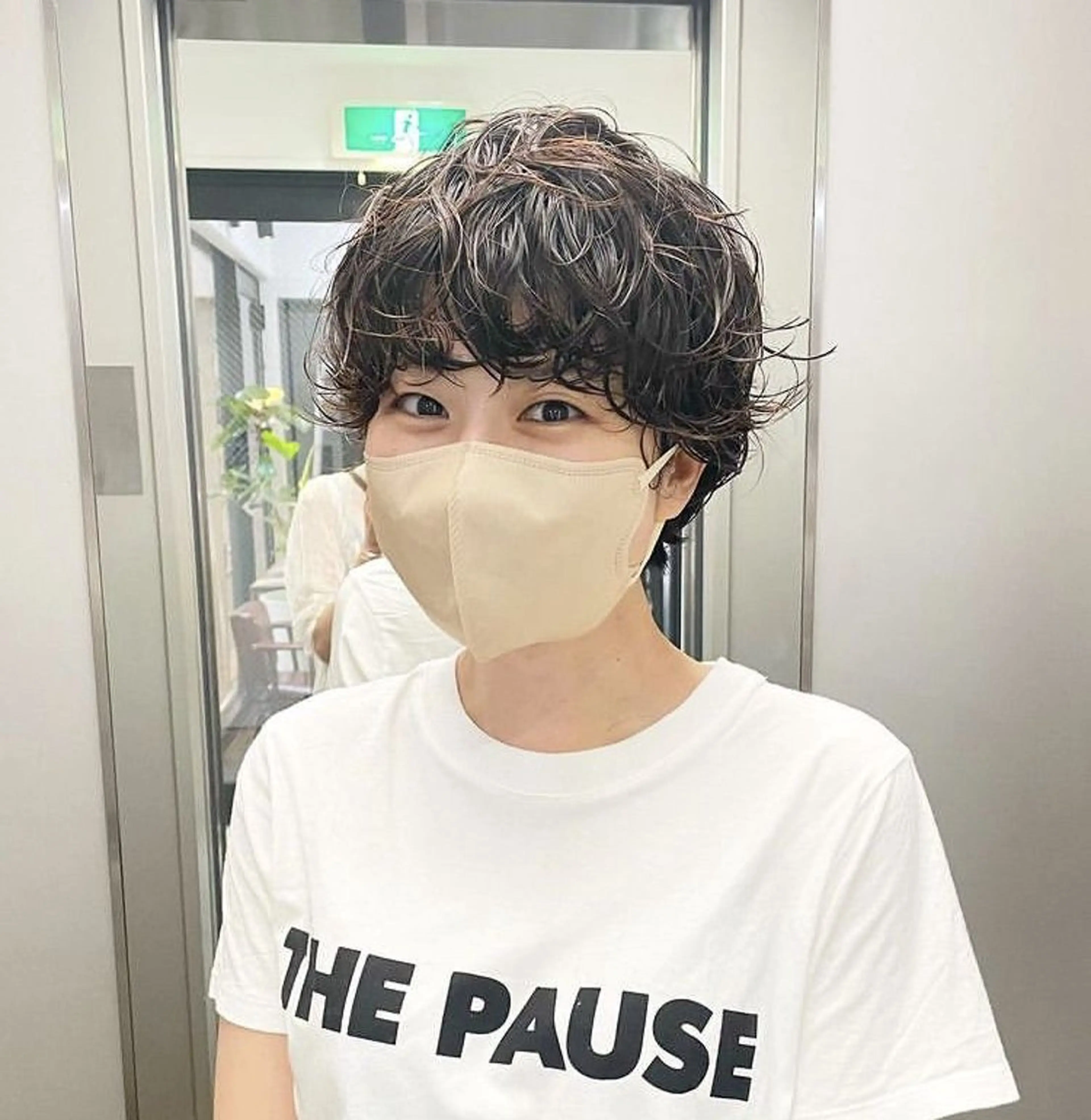 ショート パーマ 曲がる縮毛矯正 センターパートのヘアスタイル