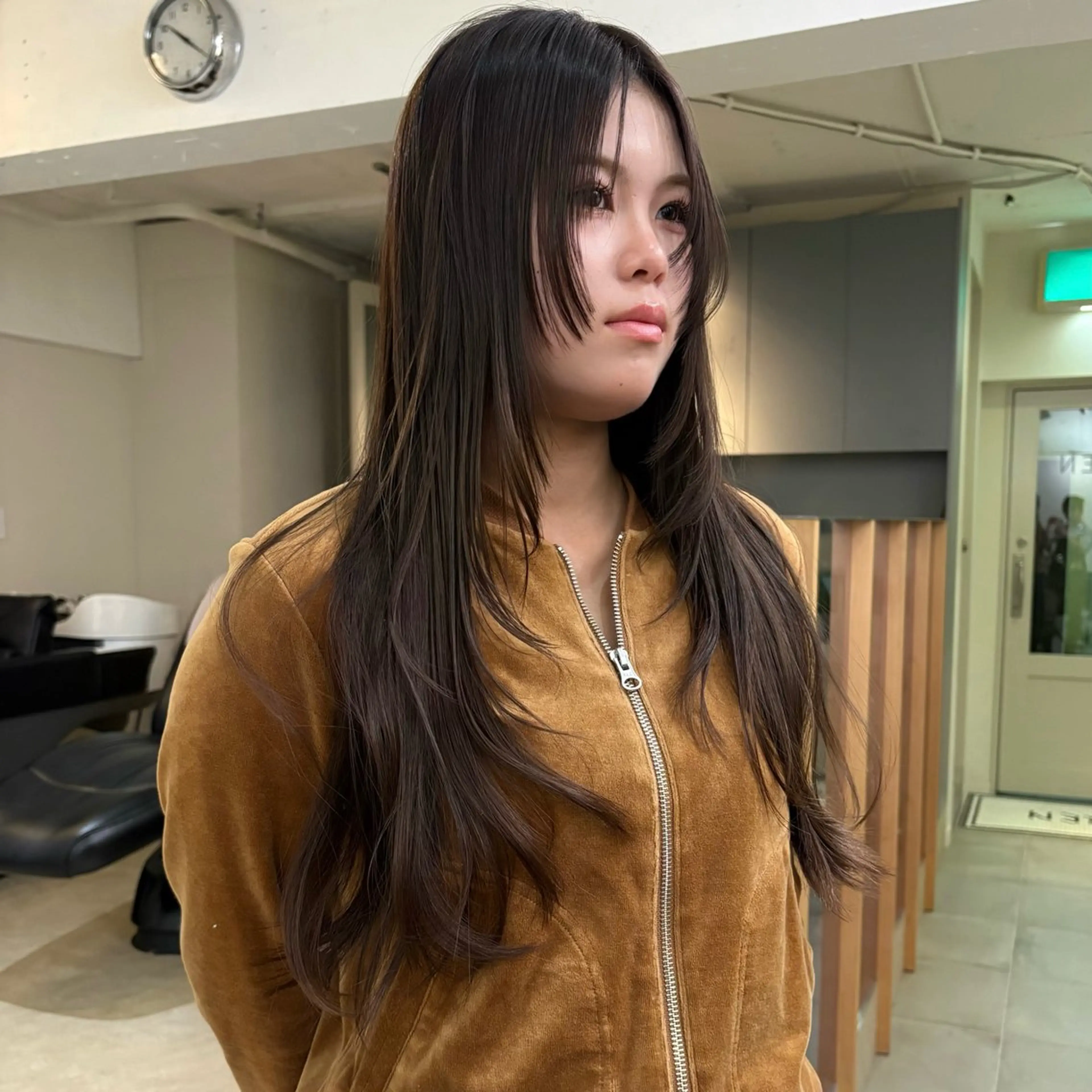 ロング 伸ばしかけ レイヤーカット🐩 透明感カラー モカのヘアスタイル