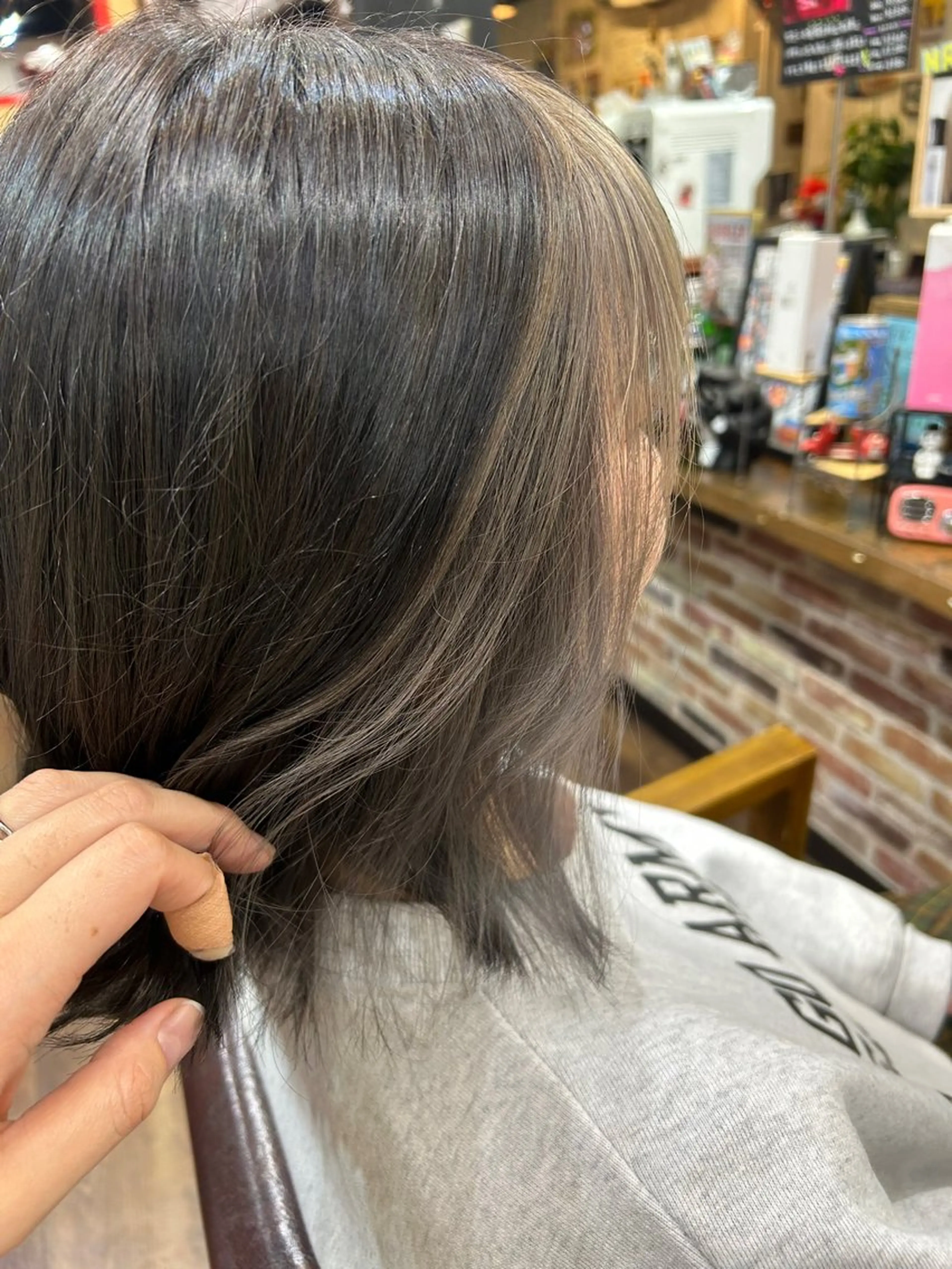 ミディアム カラー アディクシーカラー ブリーチ インナーカラー シルバー トリートメント 🌴 NALUスタイ リストおKIKU🏄のヘアスタイル