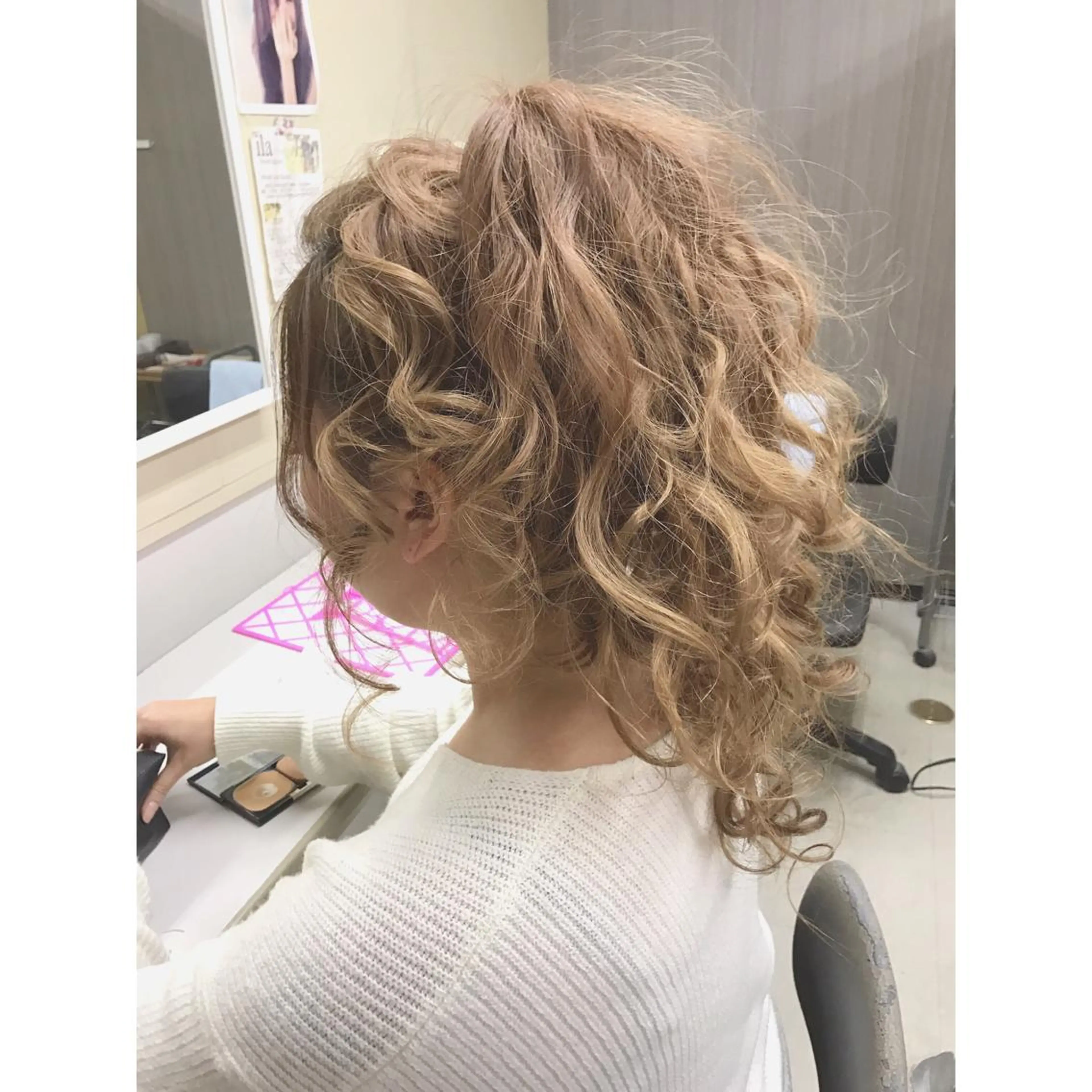 セミロング カラー ヘアアレンジ ポニーテール セミロングパーマ マエダ　カズエ🫶 coronahairのヘアスタイル