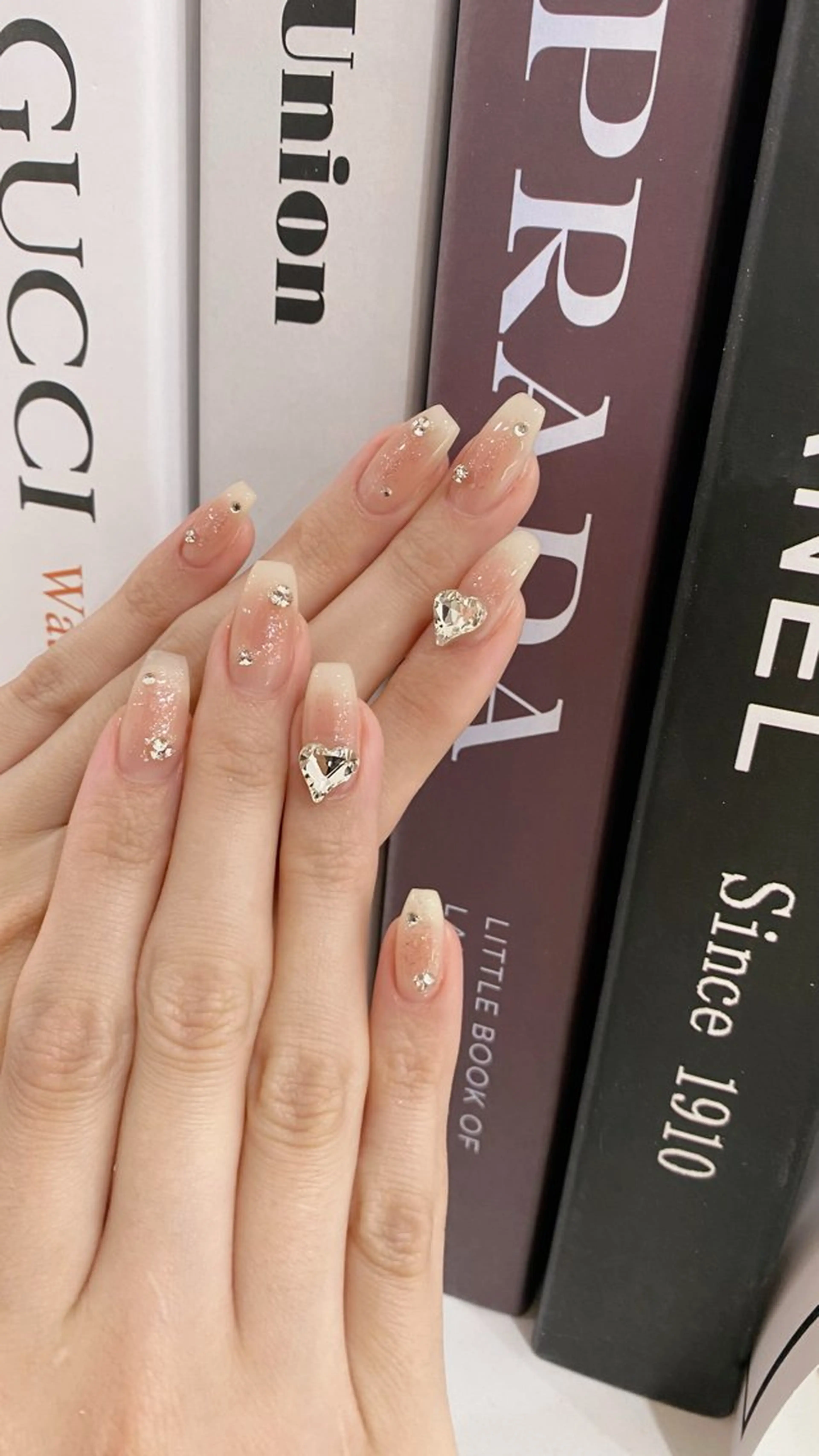 ネイル チークネイル キラキラネイル ワンホンネイル nailsalon ChuColaのネイルデザイン