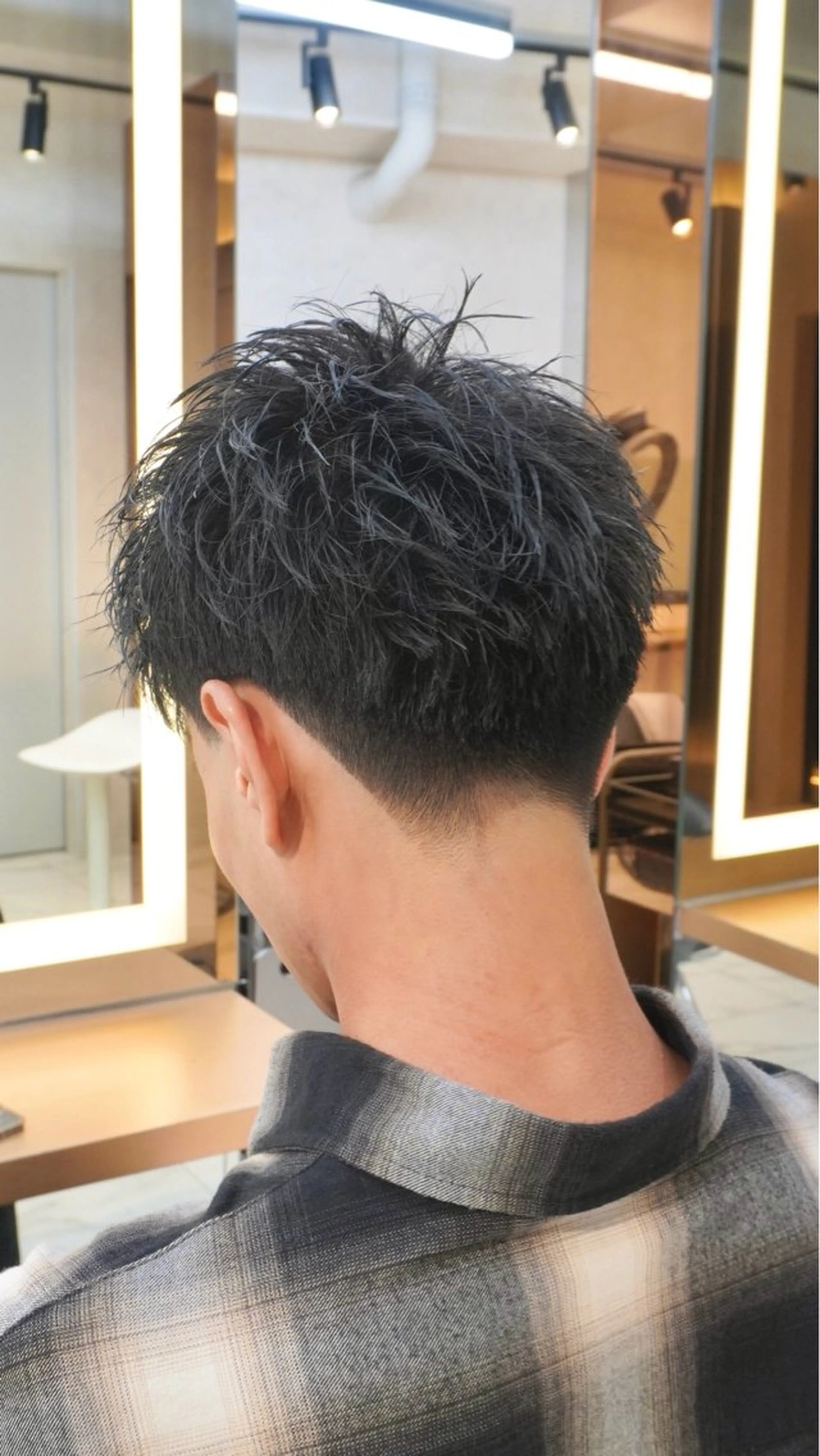 ショート メンズ メンズブリーチ センターパート フェードカット フェザーパーマ カルマパーマ カット ヘアセット HIKARI メンズ満足度No.1のヘアスタイル