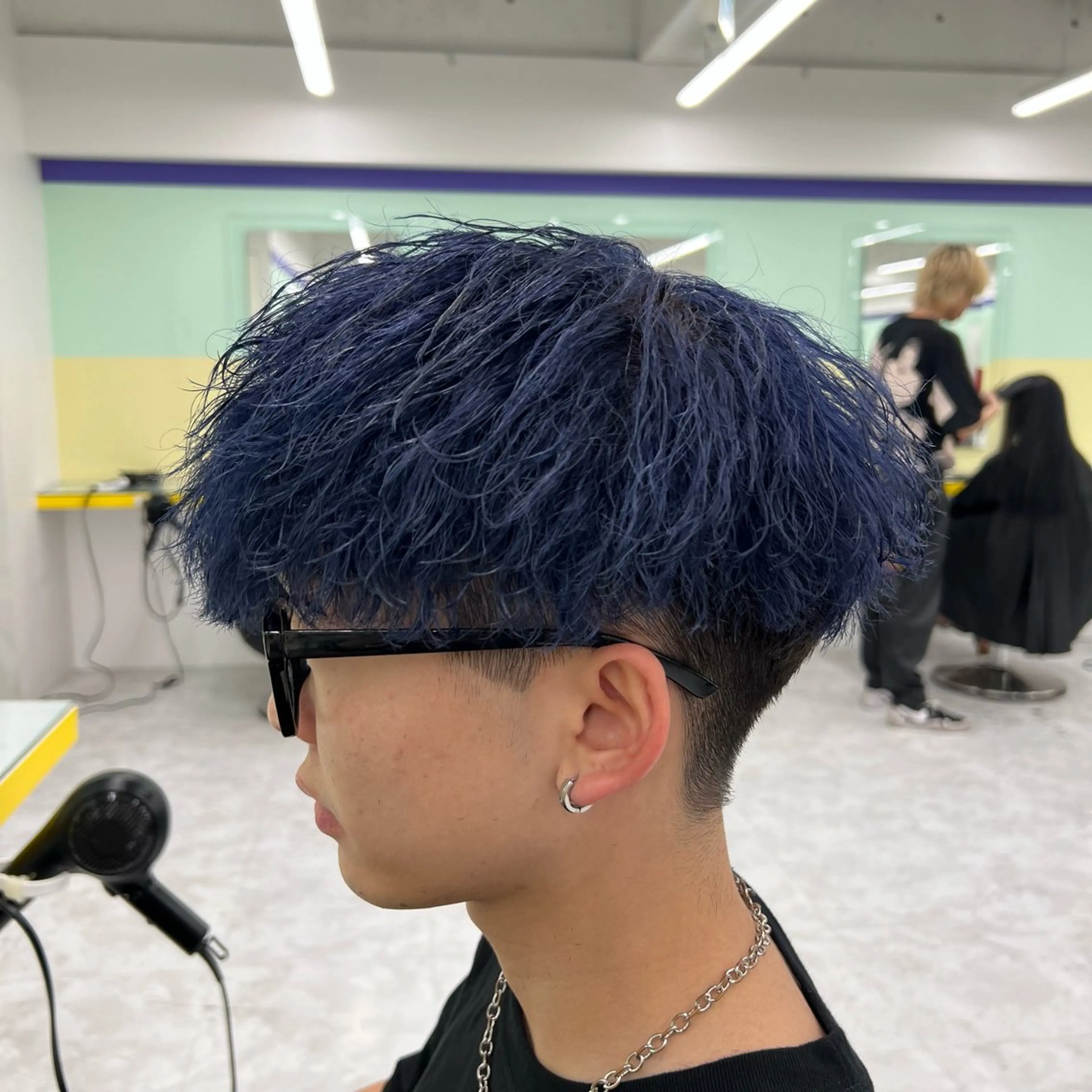 ショート カラー パーマ ヘアアレンジ メンズ キッズ メンズブリーチ メンズパーマ 波巻きパーマ ブリーチ ブルーカラー 🔷横浜1のパーマ 職人🔷将太郎のヘアスタイル