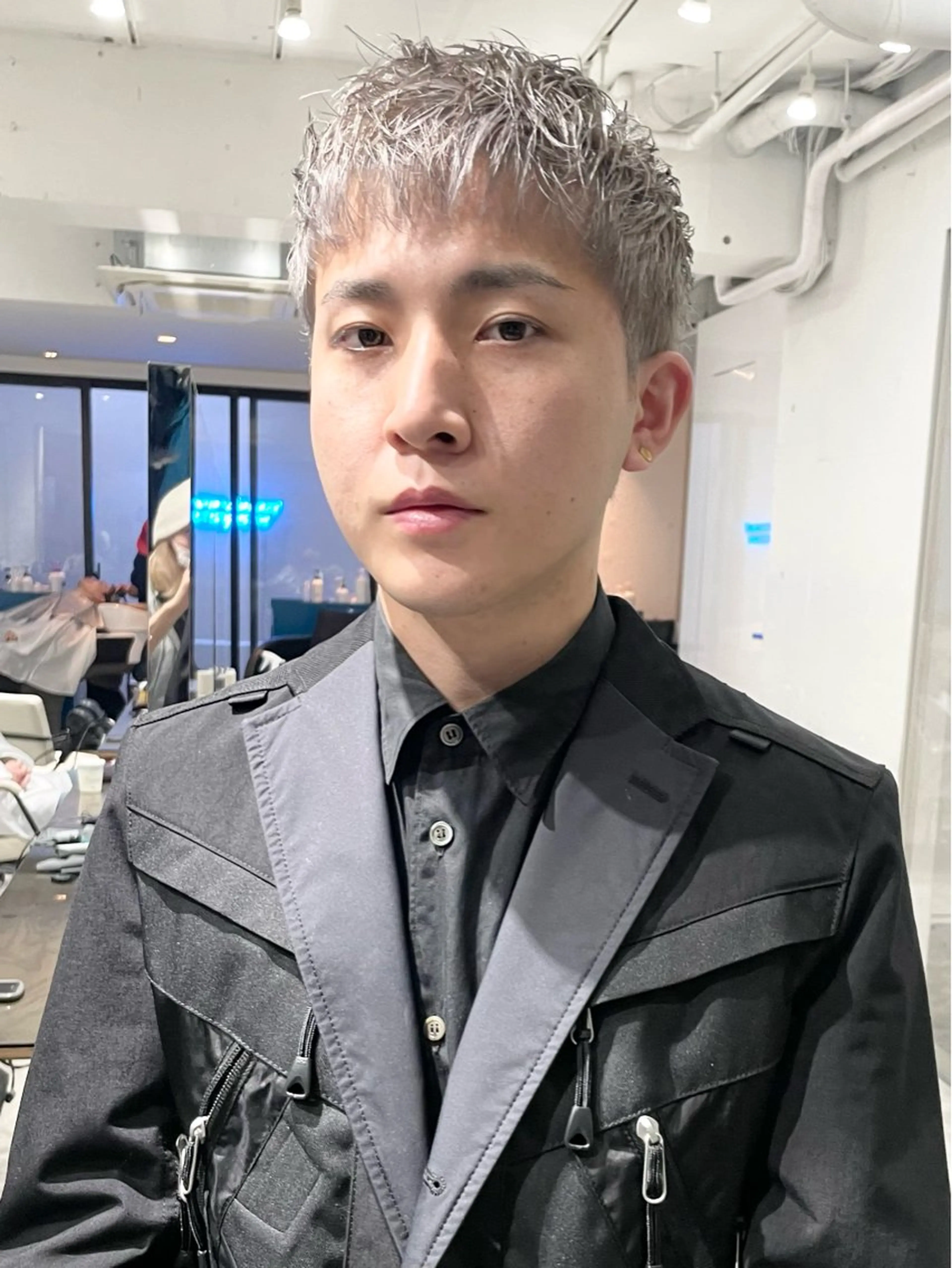 ショート カラー メンズ メンズブリーチ センターパート メンズハイライト メンズハイトーン メンズインナーカラー ヘアカラー トリートメント スパイラルパーマ 🌐hina⭐️のヘアスタイル