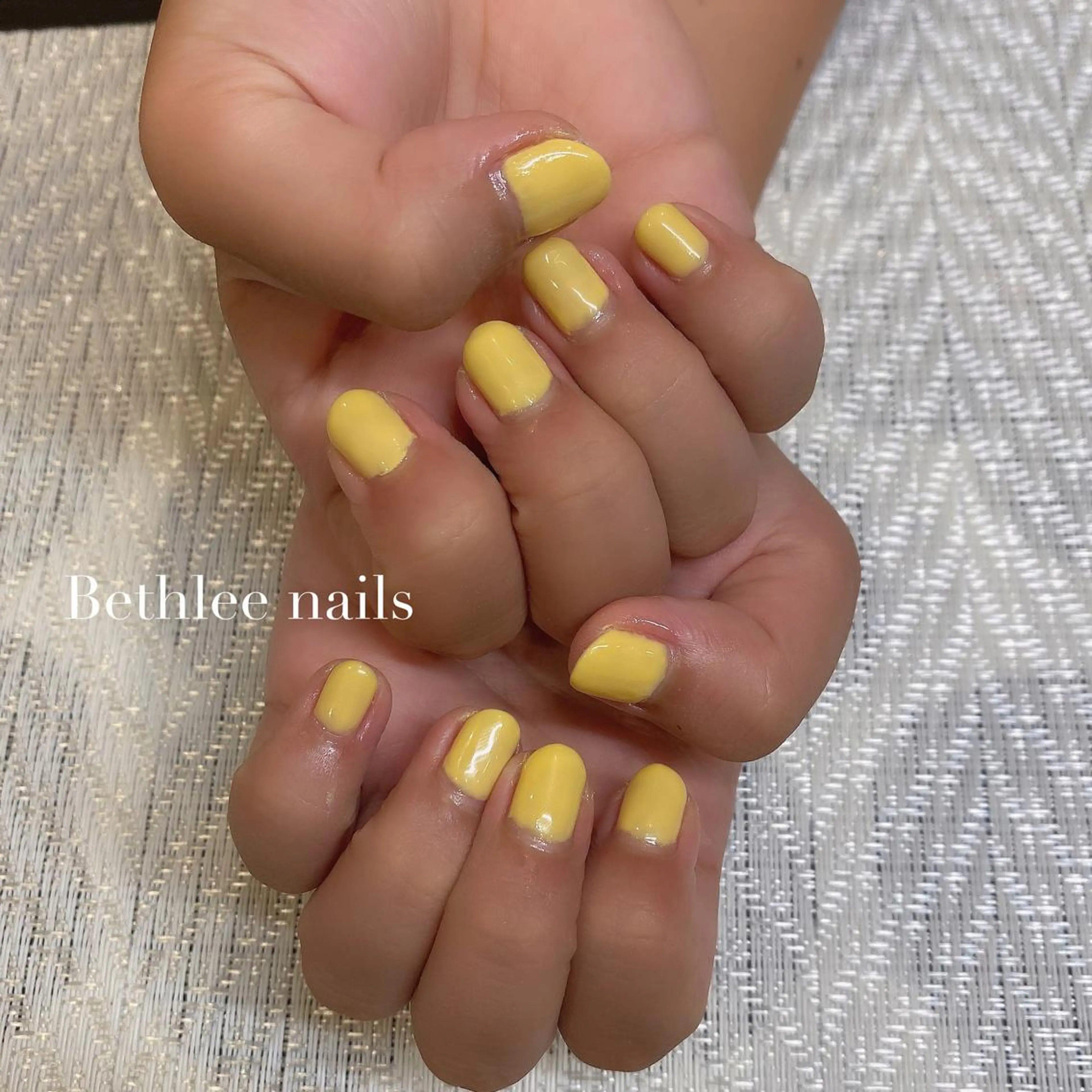 ネイル ワンカラーネイル ぷっくりネイル 黄色 ハンドネイル Bethlee nailsのネイルデザイン