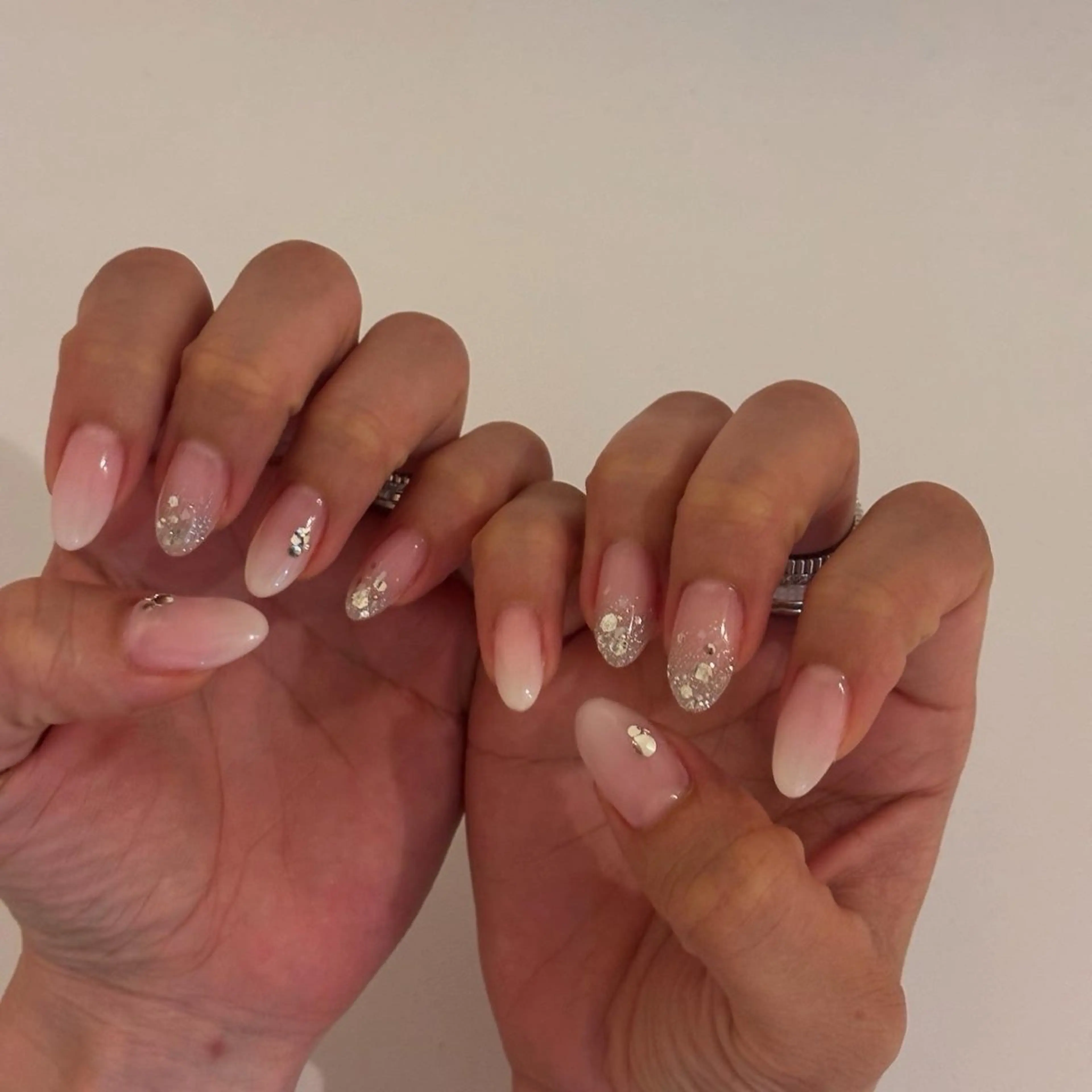 ネイル ラメ(グリッター) シルバー シンプルネイル ホワイト ハンドネイル Elio所属・Elio 国泰寺のネイルデザイン