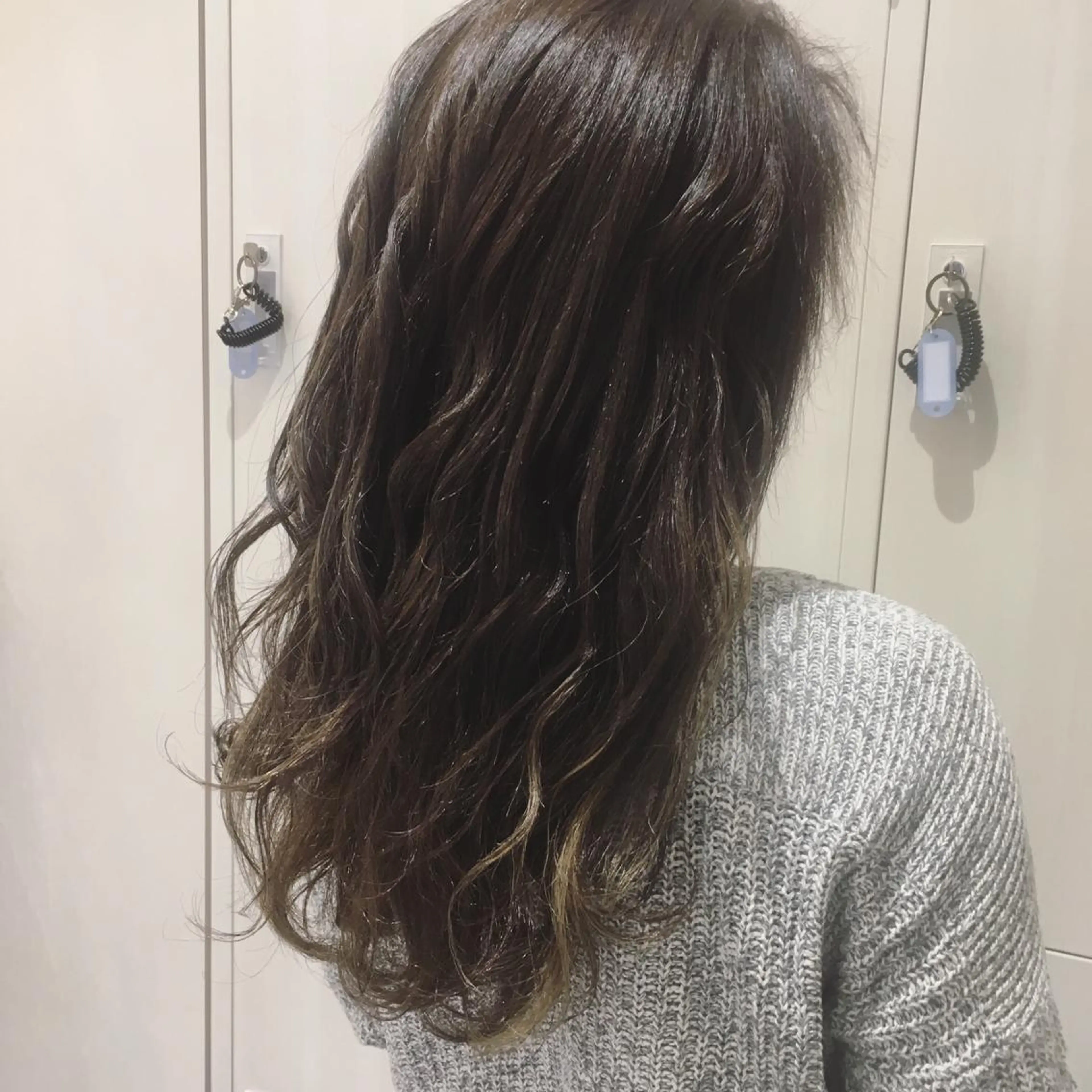 ロング カラー アッシュ ハイライトカラー イルミナカラー ハイライト 三鷹で1番ショート ボブをカットする新谷のヘアスタイル