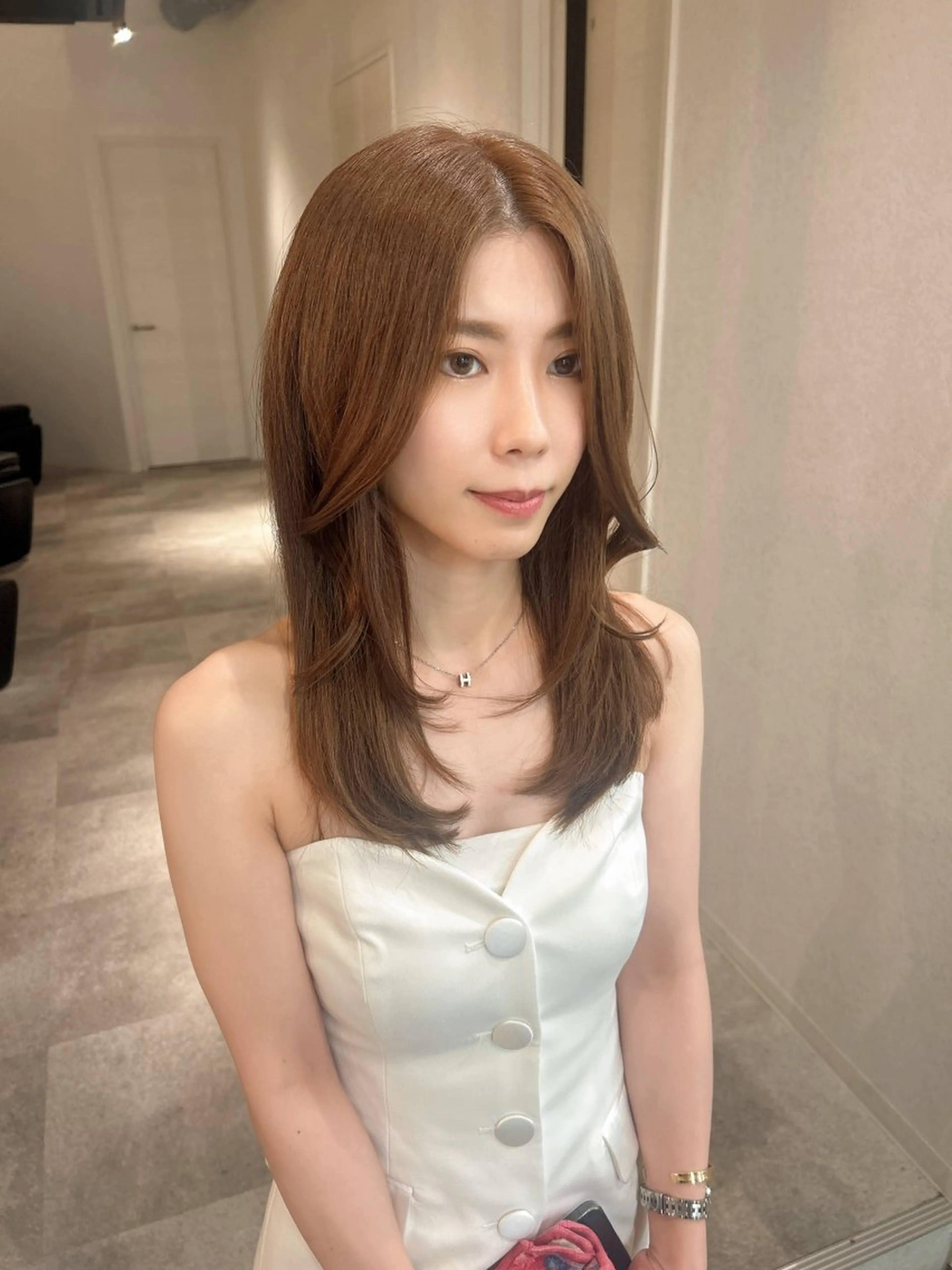 ミディアム カラー アッシュ ベージュカラー レイヤーカット カット ヘアカラー ウルフカット レイヤーカット上柿のヘアスタイル