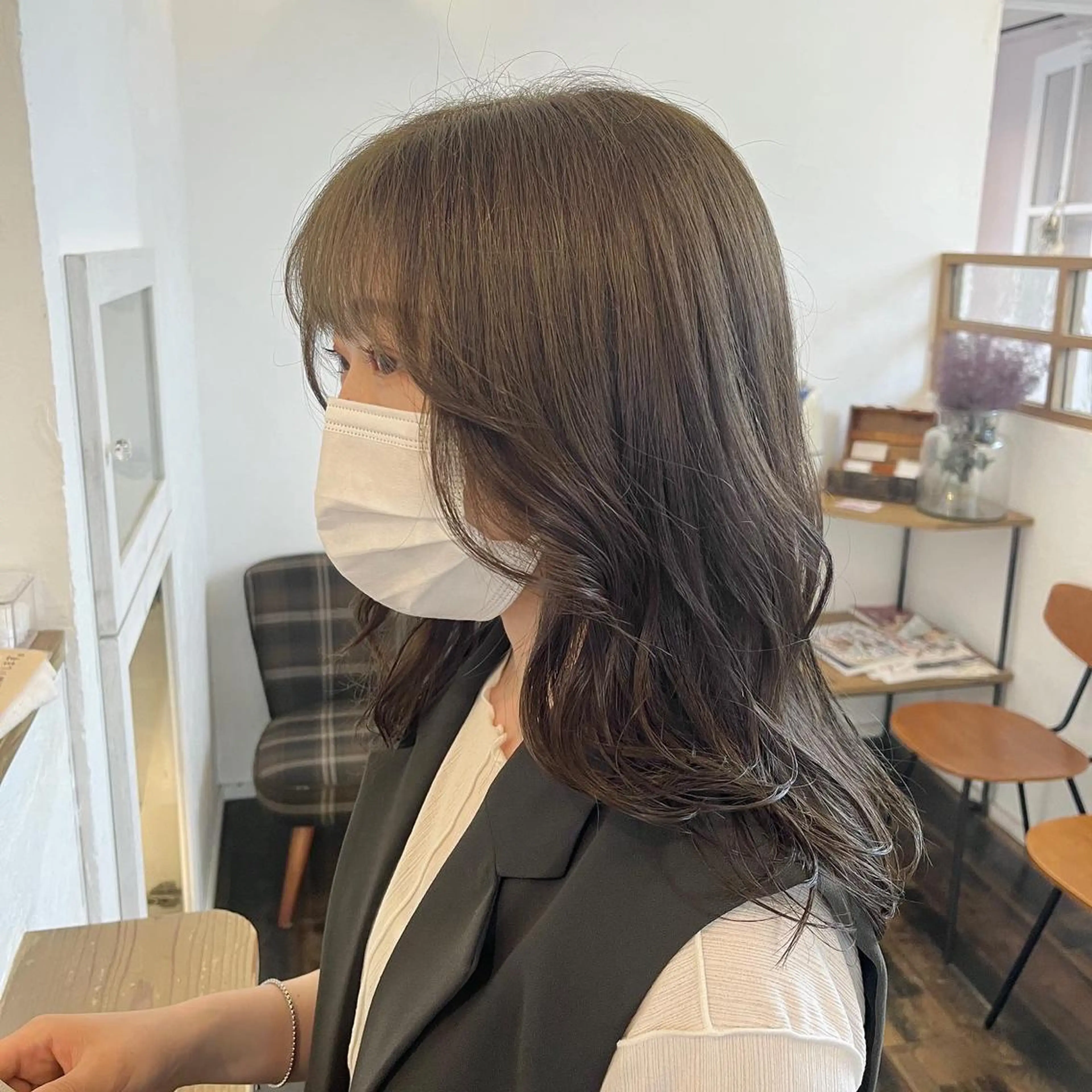 ミディアム カラー ベージュカラー オリーブベージュ 顔まわりレイヤー レイヤーカット 伊藤ゆかり/髪質改善 /透明感カラーのヘアスタイル