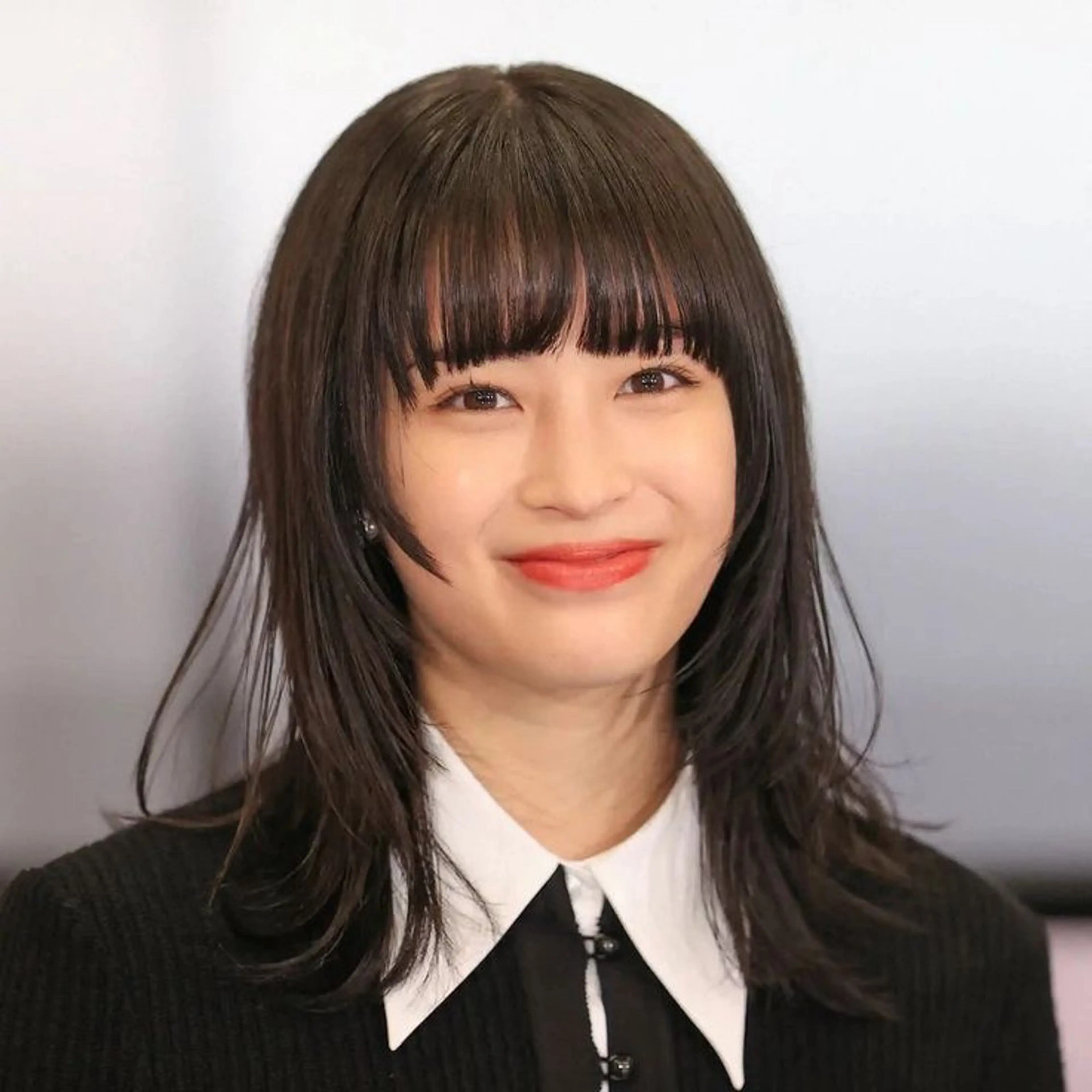 セミロング カラー 曲がる縮毛矯正 センターパートのヘアスタイル