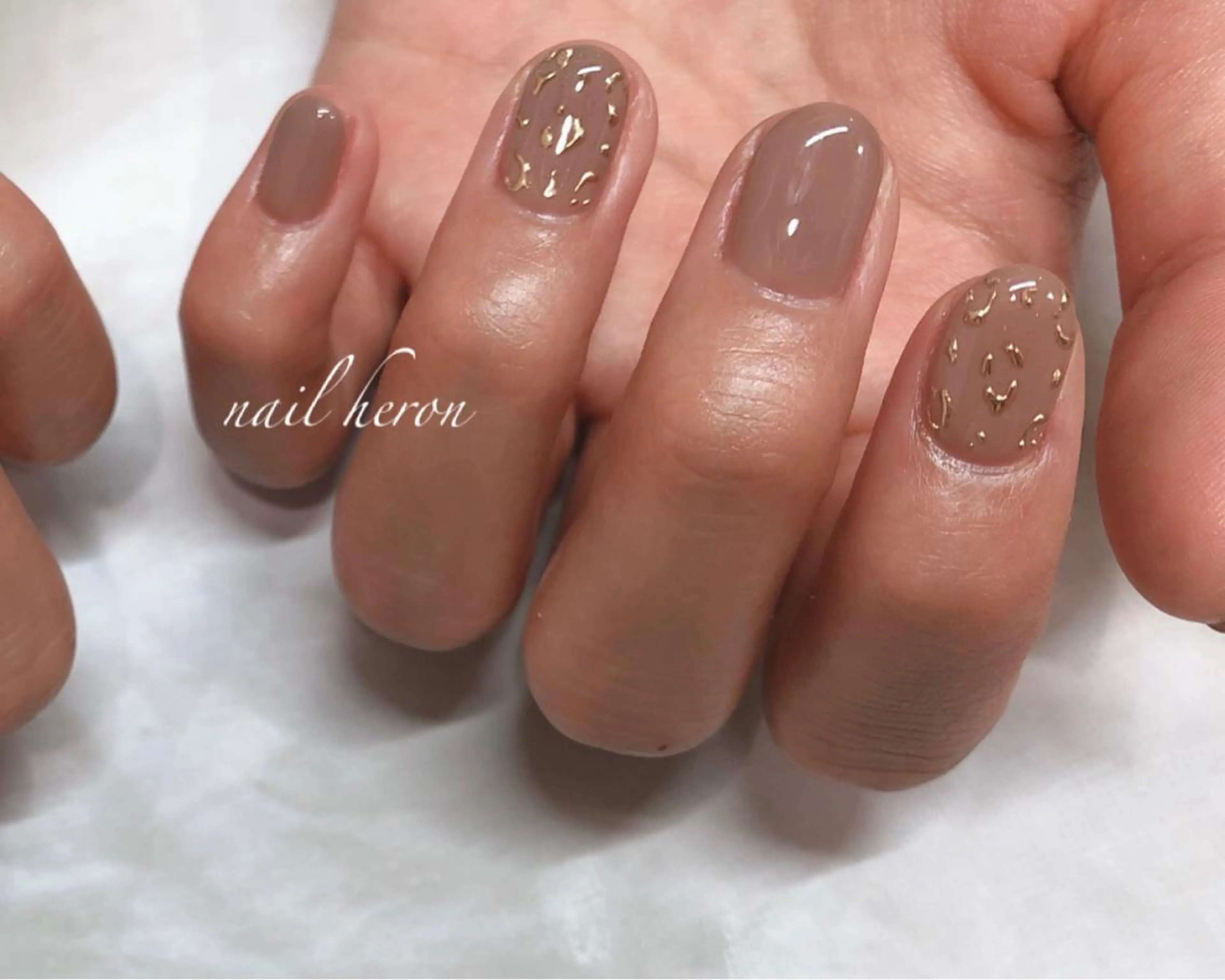 ネイル アニマル柄 ブラウン ミラーネイル saki_ nail heronのネイルデザイン