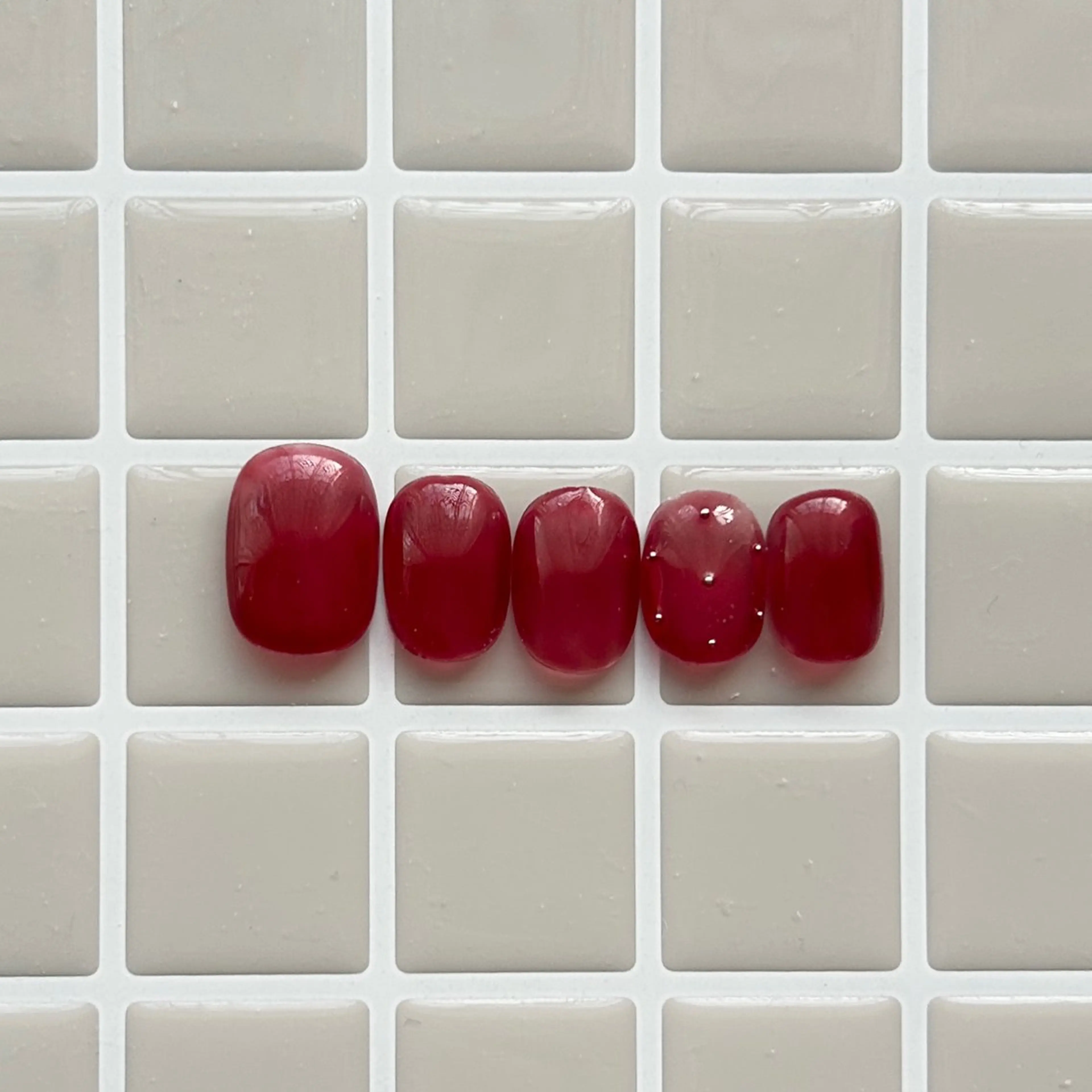 ネイル ドット 赤色 シンプルネイル 春ネイル フリーランス¨̮⃝ ネイリストOKADAのネイルデザイン