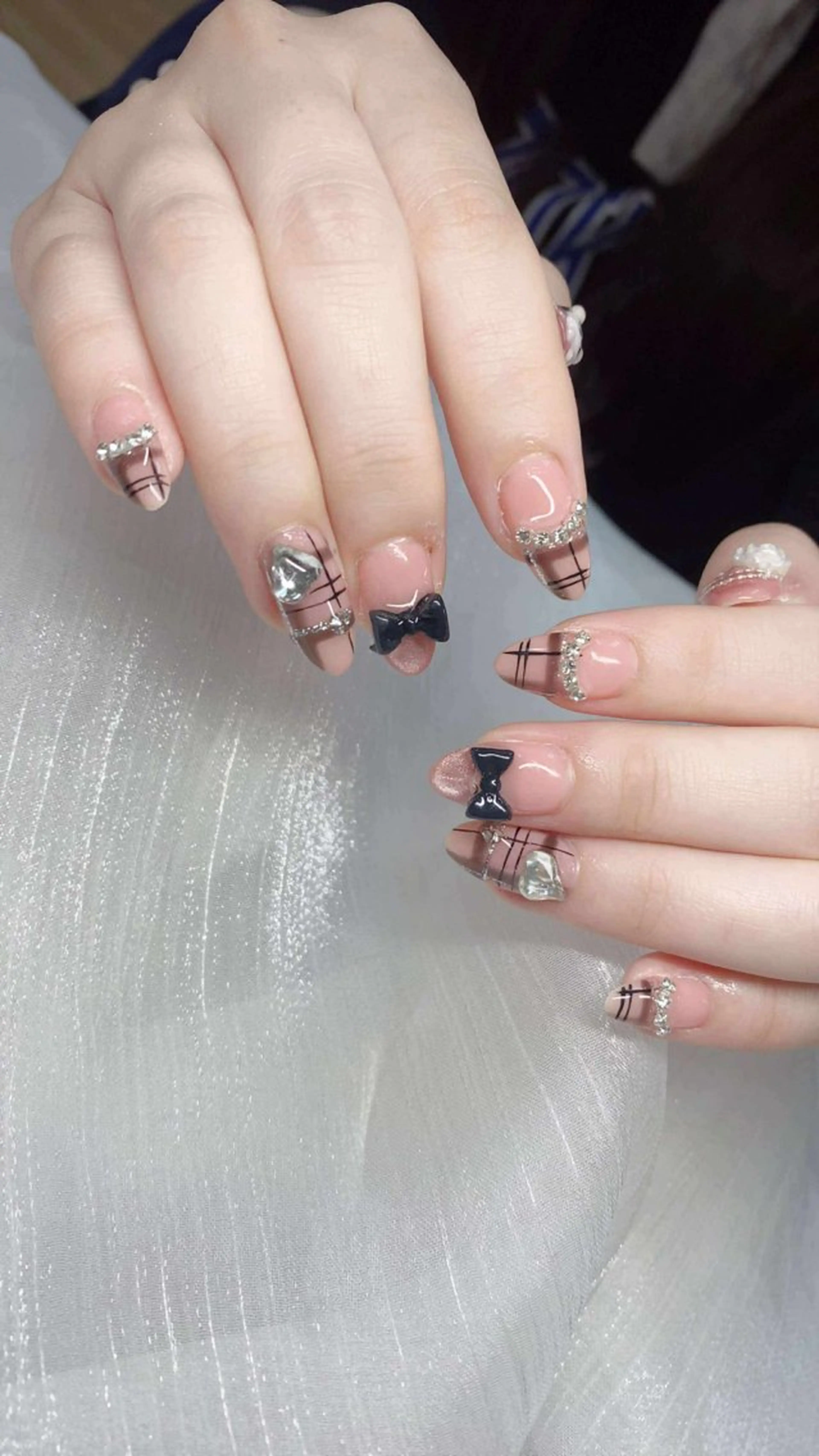 ネイル フレンチネイル グラデーション キラキラネイル 韓国ネイル マグネットネイル ハンドネイル ハンドケア Hara Nail 【パラジェル使用】のネイルデザイン