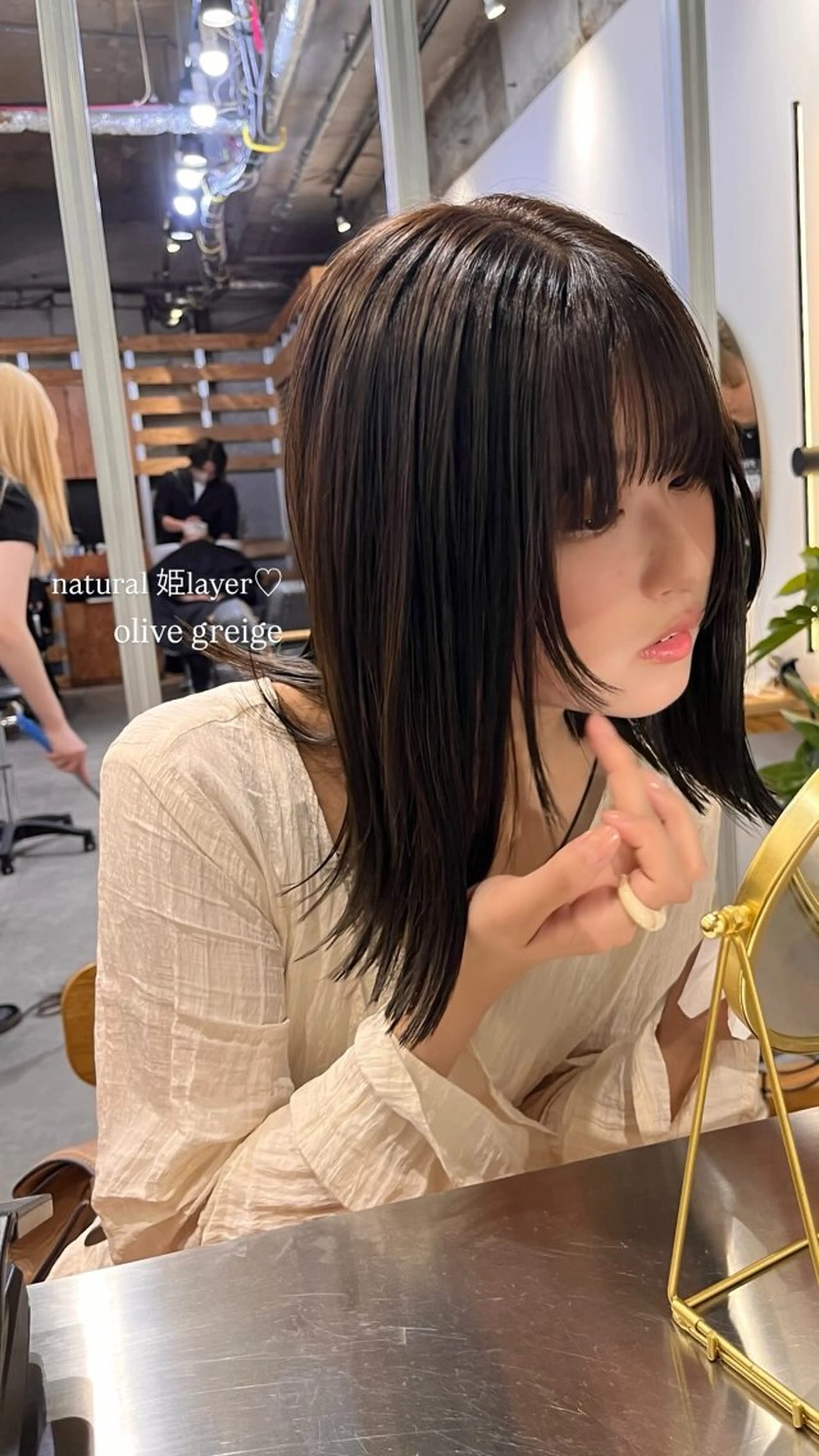 ミディアム ブリーチなしカラー /ベージュカラーのヘアスタイル