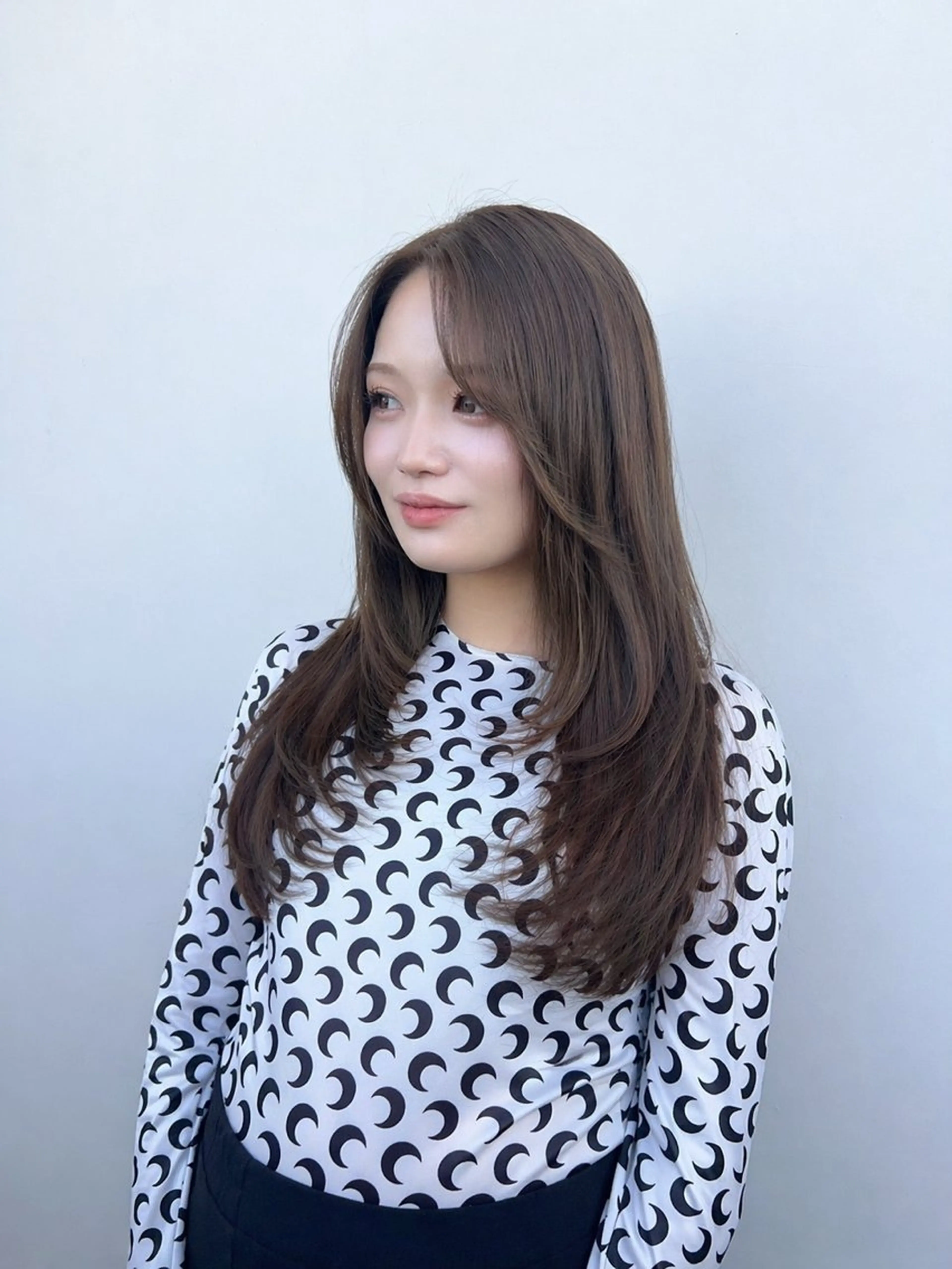 カラー ブリーチ 透明感カラー ダブルカラー グレージュ ブリーチなしカラー 末廣 結音のヘアスタイル