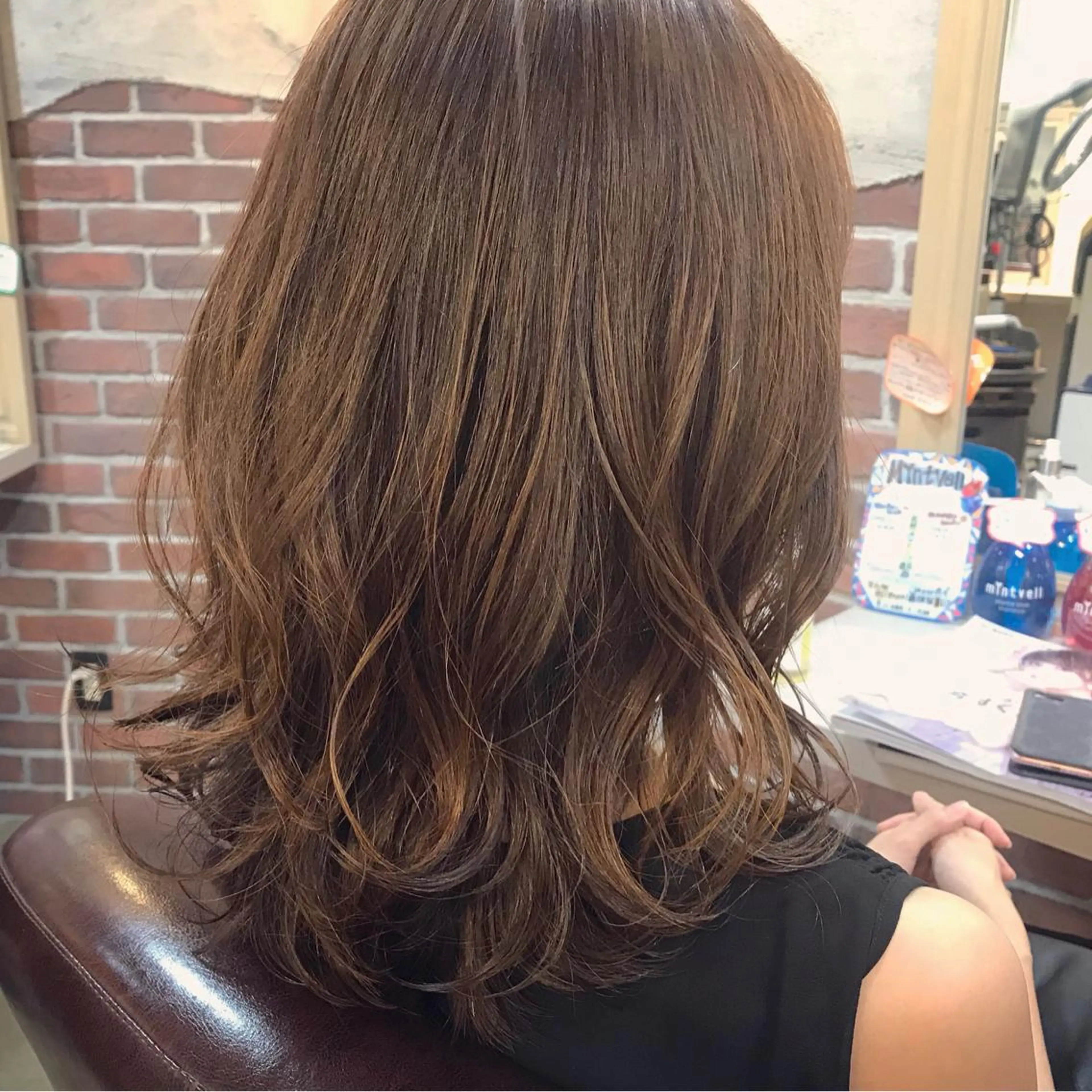 ミディアム カラー ベージュカラー フォギーベージュ カット ヘアカラー レイヤーカット/ 根本瑠実のヘアスタイル