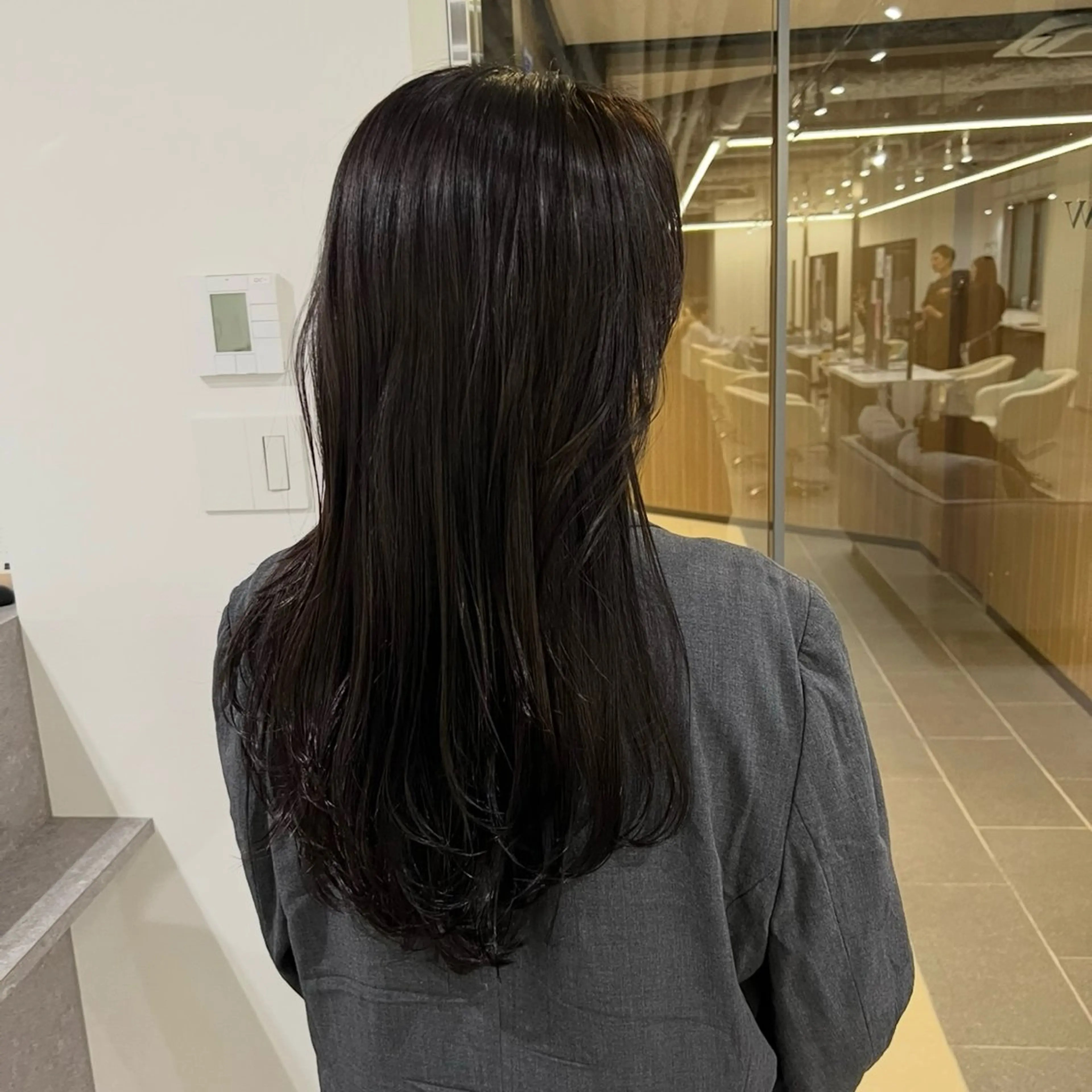 ロング カラー ダークグレー ダークグレージュ グレージュ レイヤーカット カット ヘアカラー パーマ ナチュラルヘア/ 似合わせ/三宅 昌太のヘアスタイル