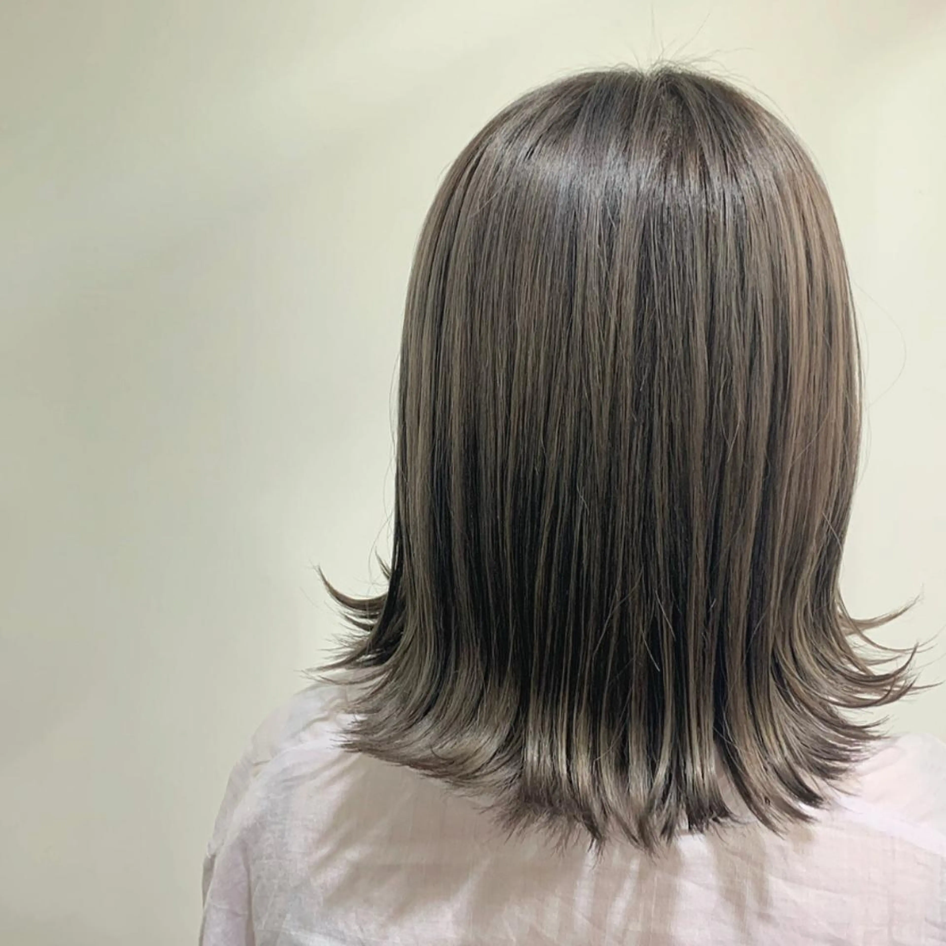 ミディアム カラー ブリーチ 透明感カラー グレージュ ヘアカラー あべ ゆうかのヘアスタイル