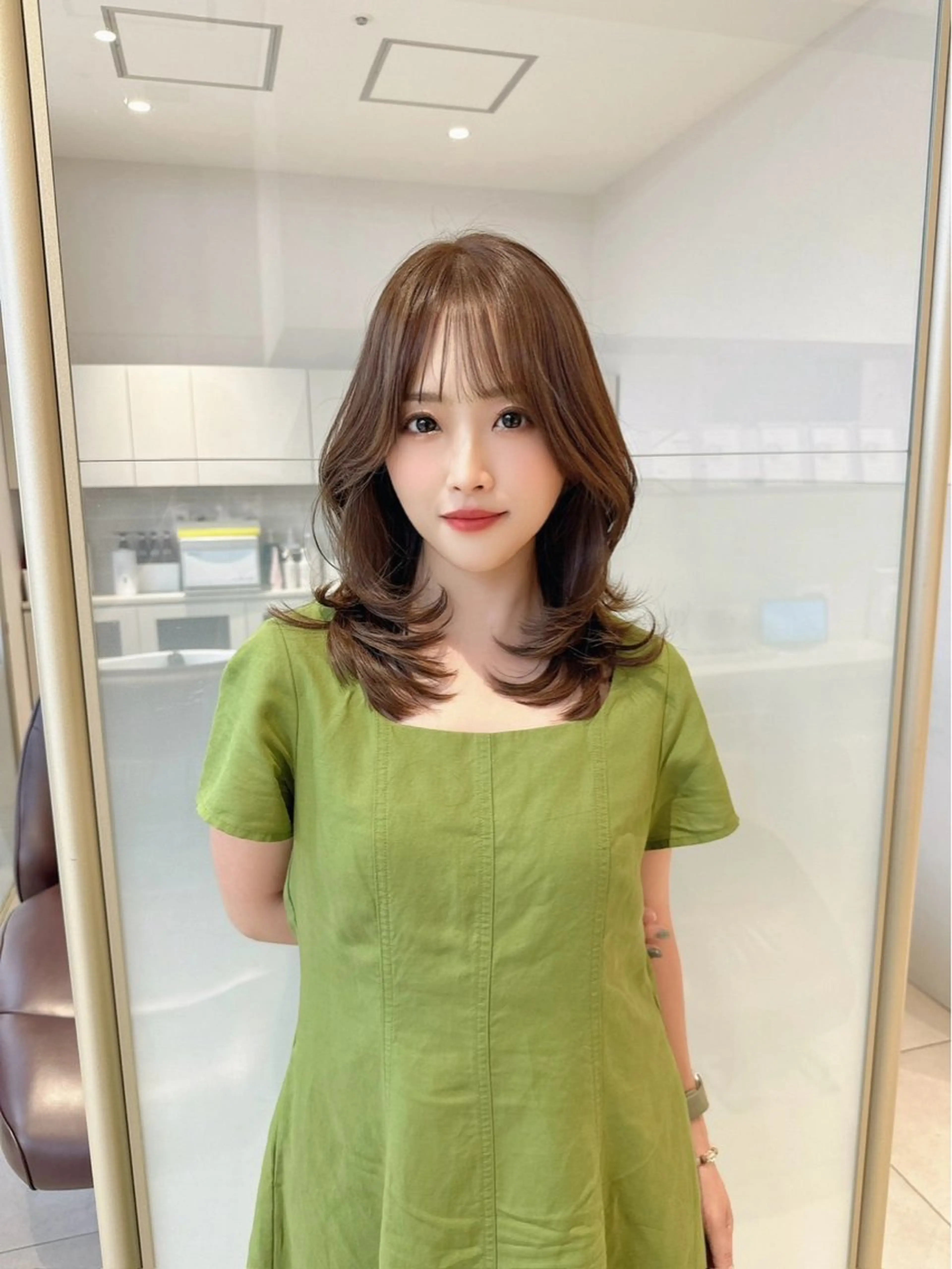 ミディアム カット ヘアカラー トリートメント かなこ／重めレイヤー ／透明感カラーのヘアスタイル