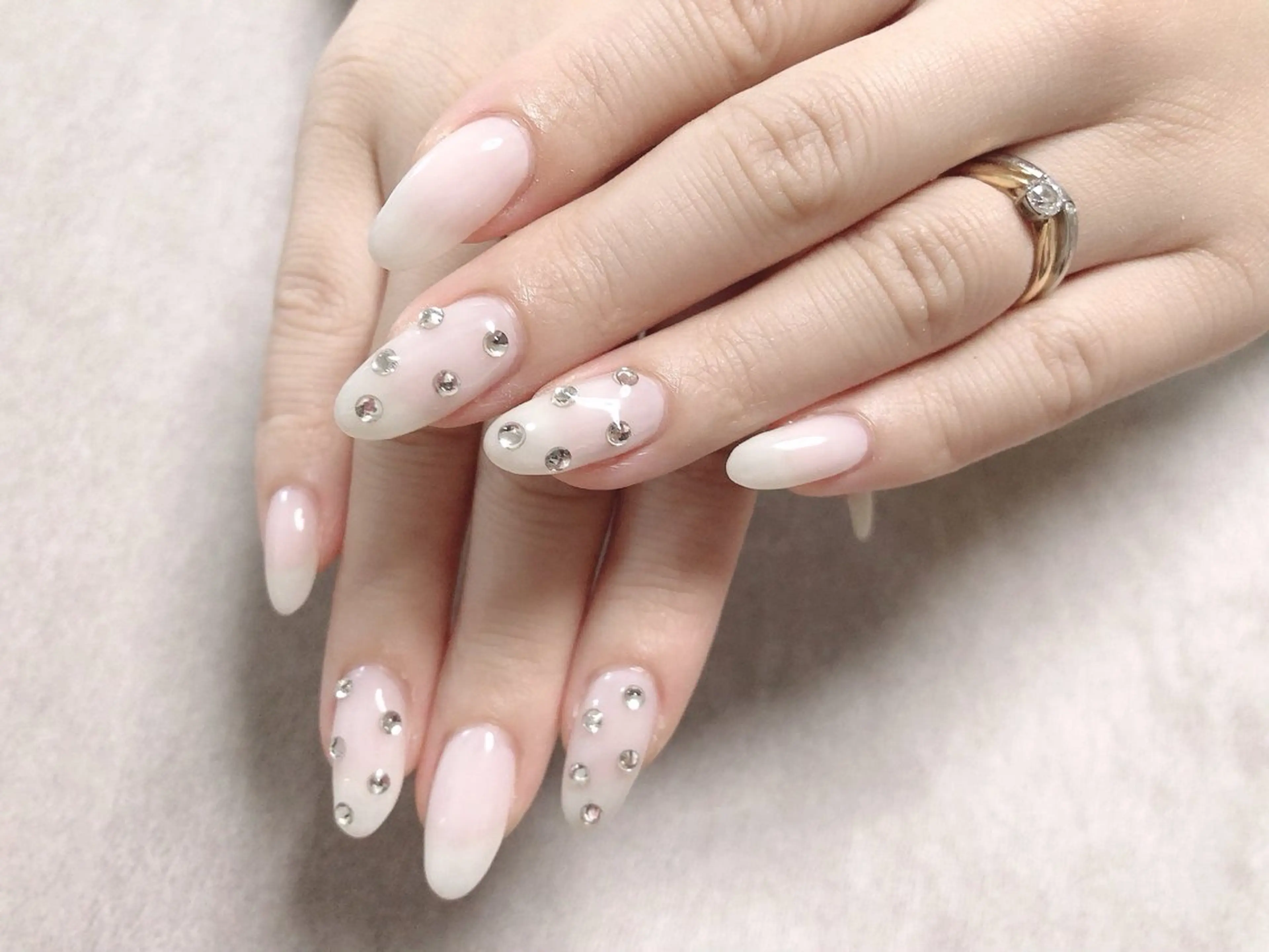 ネイル クリアネイル ロングネイル ミディアムネイル ストーンネイル ホワイト ハンドネイル mano nella manoのネイルデザイン