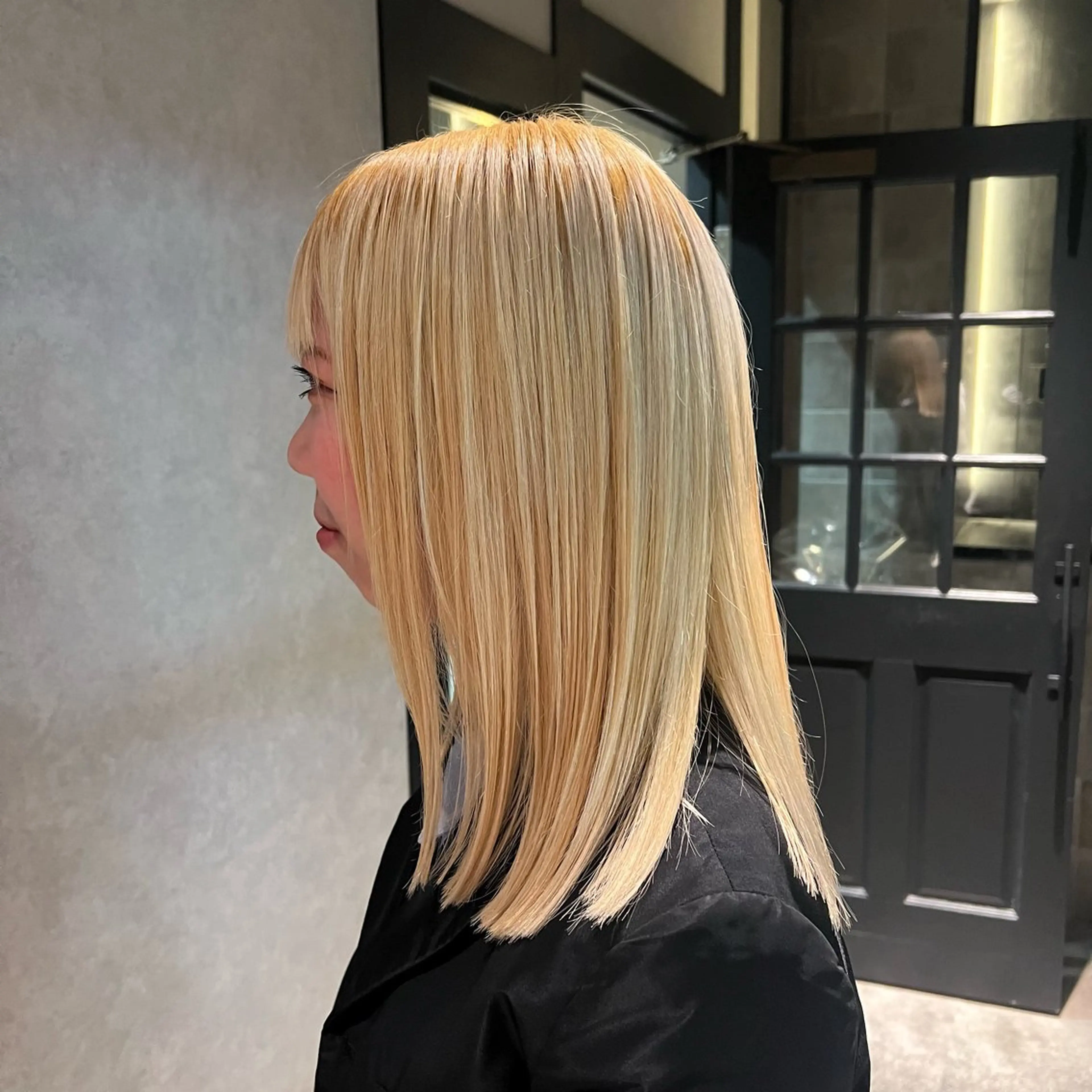 ミディアム カラー ブロンド ホワイトブロンド カット ヘアカラー 安岡 稜太のヘアスタイル