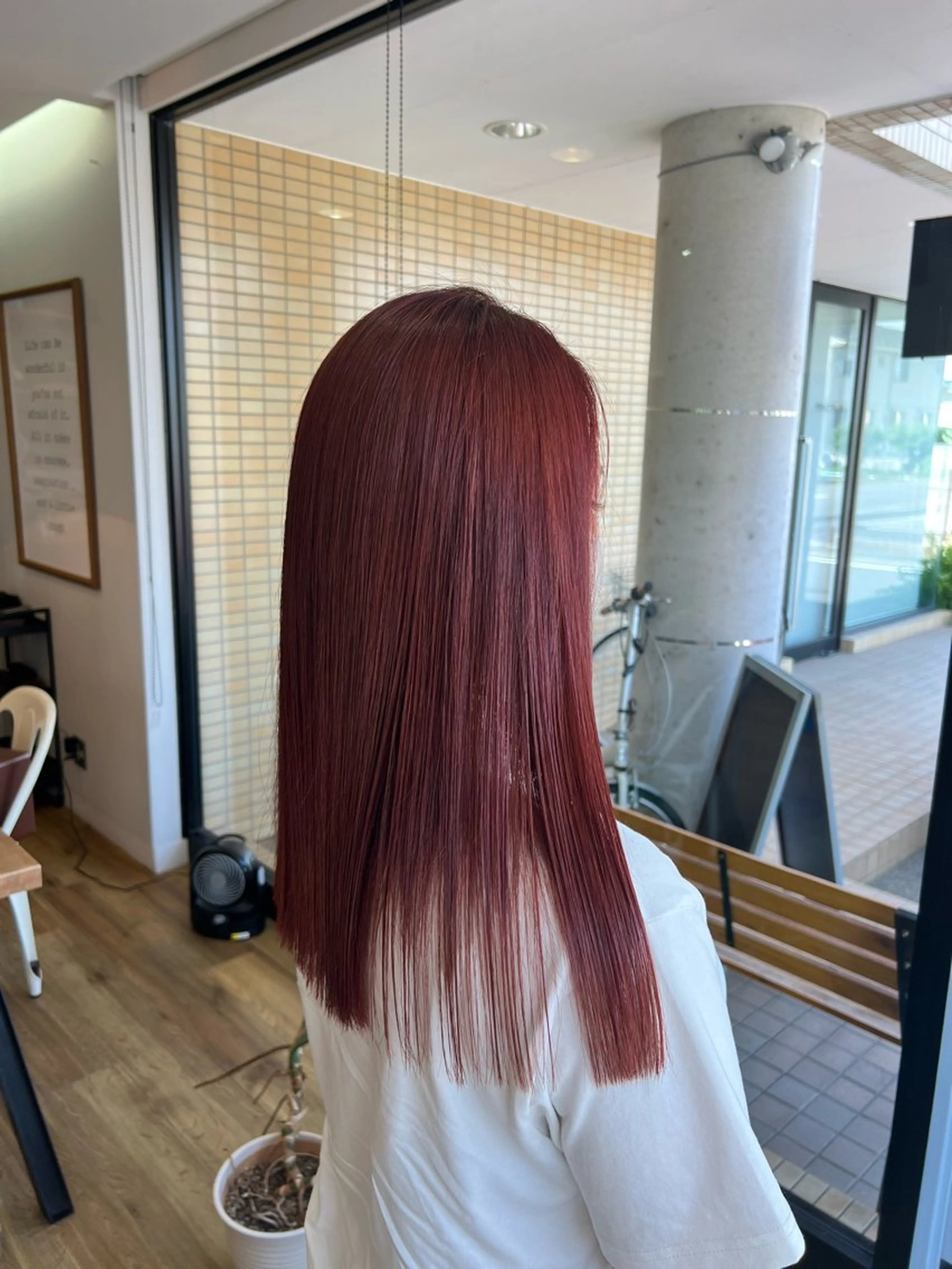セミロング カラー ピンクカラー レッドカラー 堀 望美のヘアスタイル