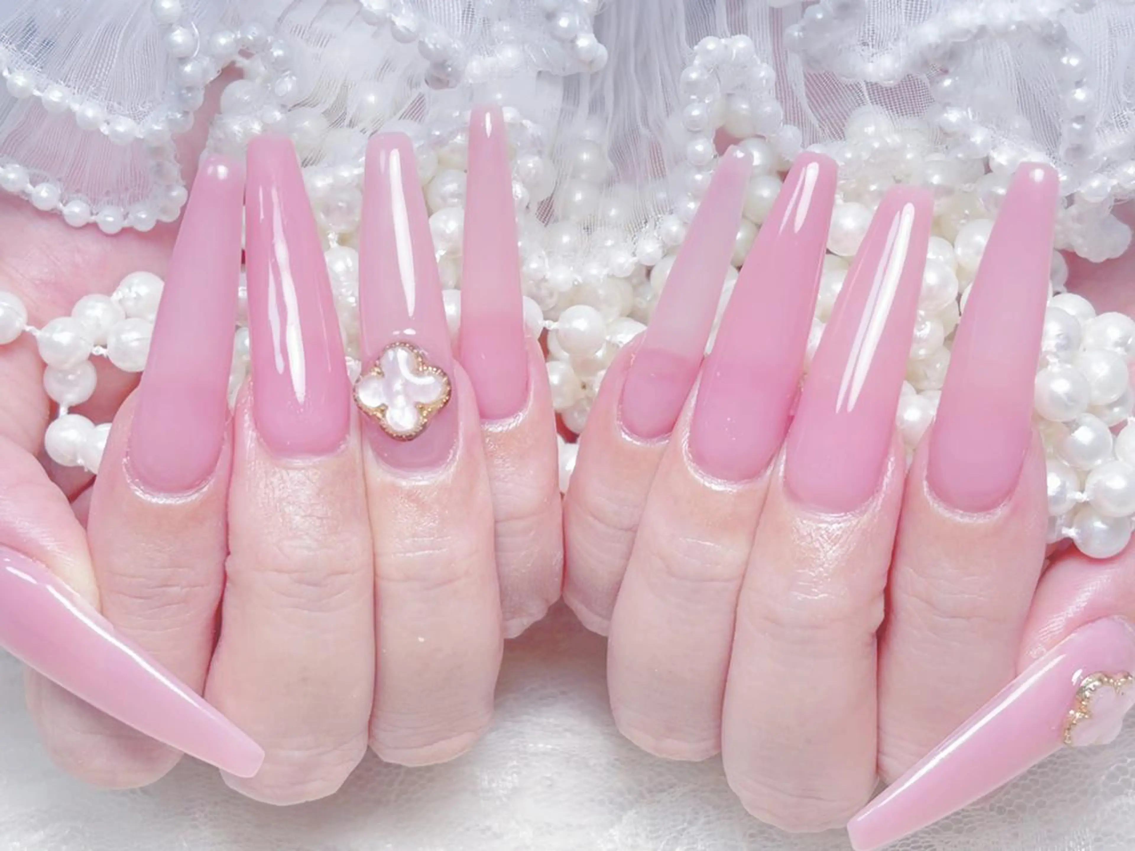 ネイル アートネイル オーロラネイル 長さ出し フットネイル ガーリー 🎀まゆ 🪽🐾のネイルデザイン