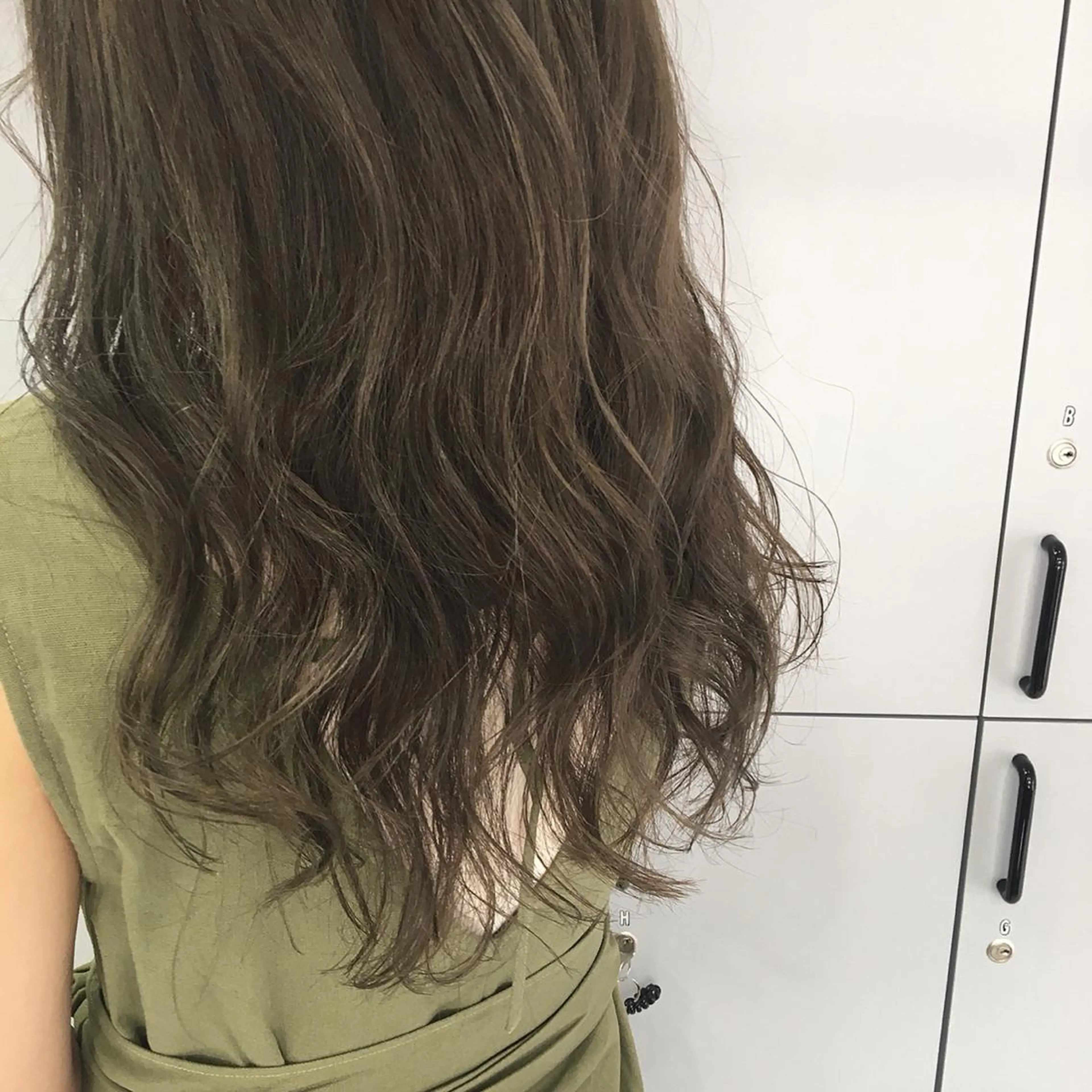 ロング カラー ベージュカラー オリーブベージュ カット ヘアカラー トリートメント 狩野 羅夢のヘアスタイル