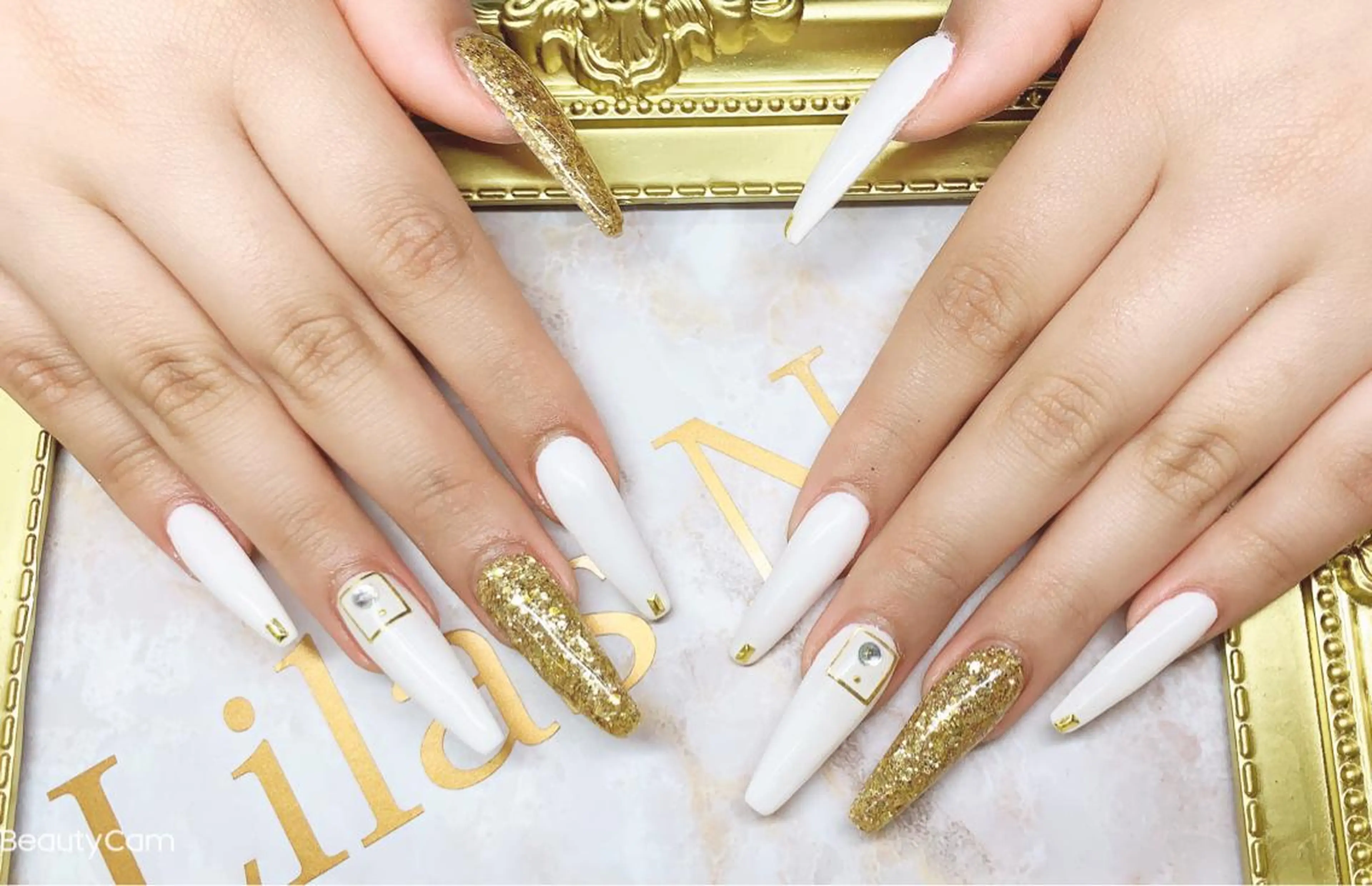 ネイル ジェルネイル ゴールド ハードジェル ラメ(グリッター) ロングネイル Lilas Nailのネイルデザイン